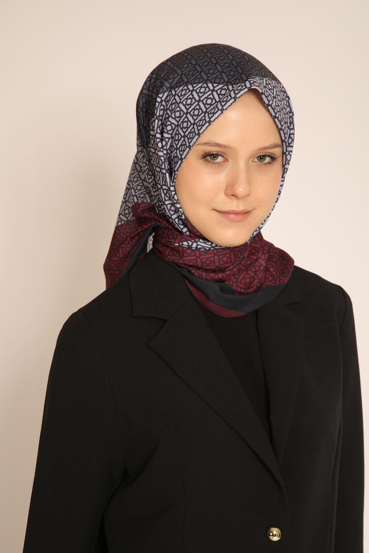 BERCHEM SCARF Akel Siyah Gri Bordo Geçişli Desenli Eşarp – Modern ve Şık Kombin Tamamlayıcısı