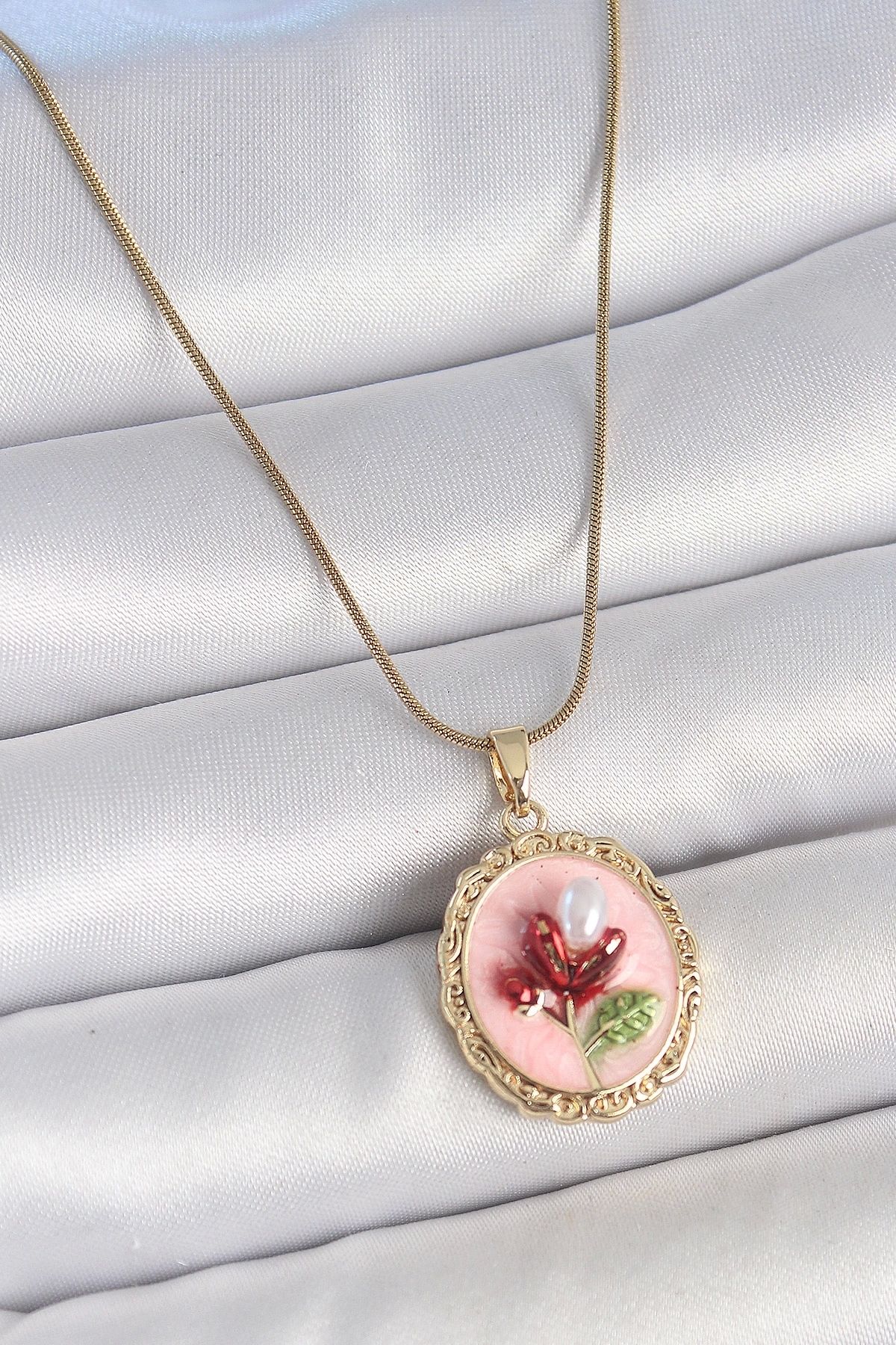 Clariss 316L Çelik Gold Renk Zincir Pembe Mineli İncili Çiçek İşlemeli Portre Model Kadın Kolye