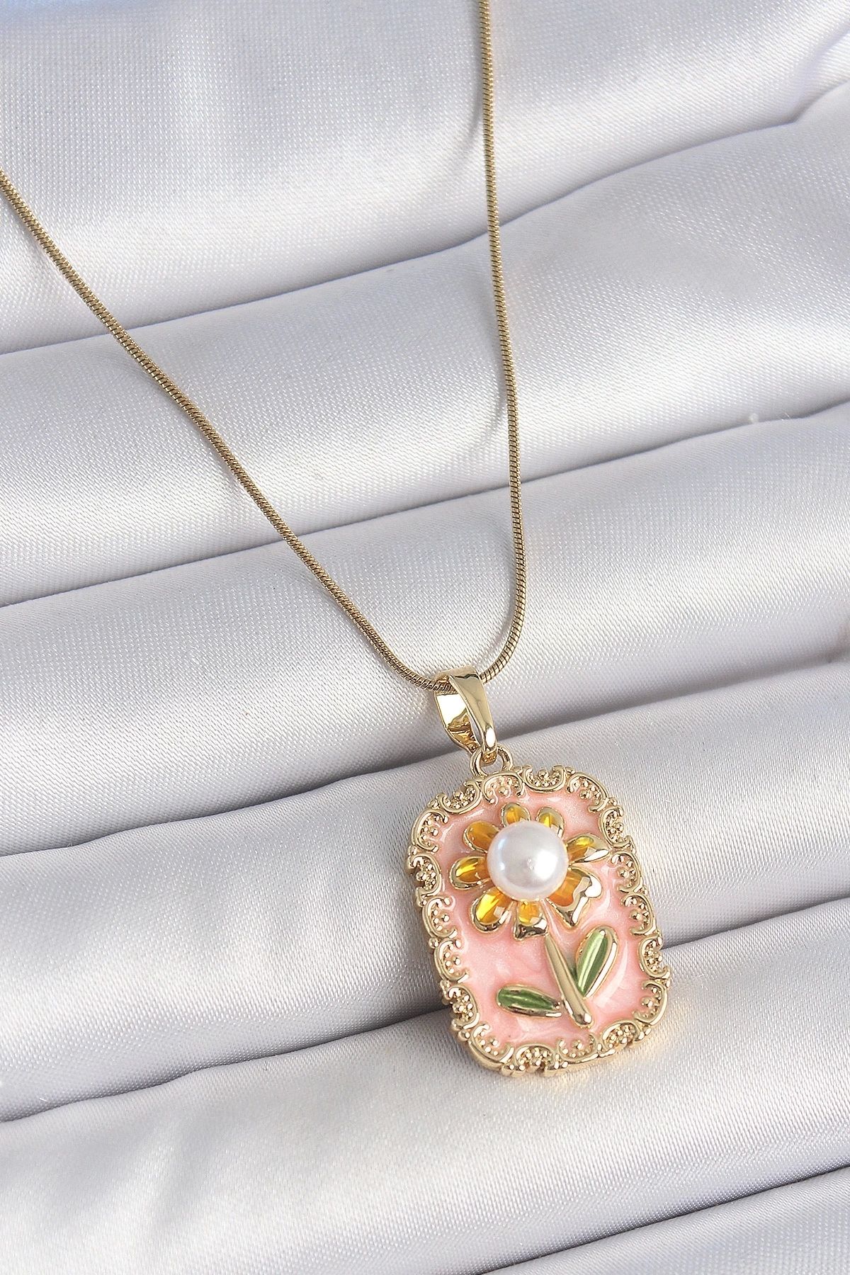Clariss 316L Çelik Gold Renk Zincir Pembe Mineli İncli Papatya Model Portre Model Kadın Kolye