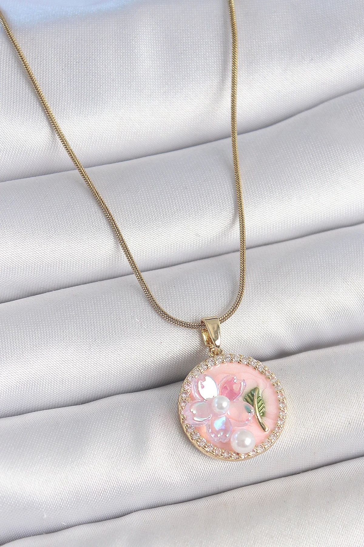 GLIMMERY 316L Çelik Gold Renk Zincir Zirkon Taşlı Pembe Mineli Çiçek İşlemeli İnci Detay Portre Model Kadın K