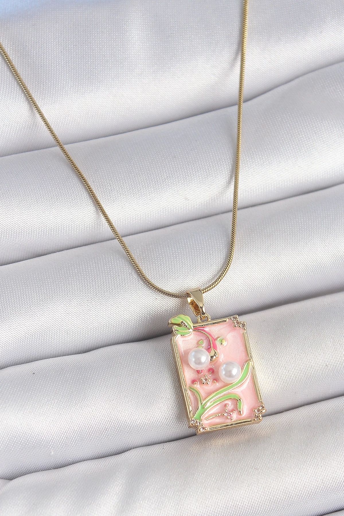GLIMMERY 316L Çelik Gold Renk Zincir Pembe Mineli İncli Çiçek İşlemeli Portre Model Kadın Kolye