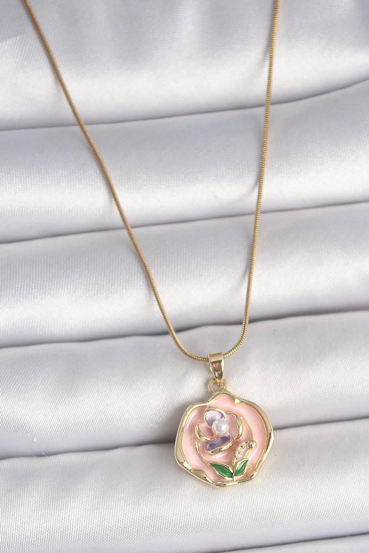 prativas 316L Çelik Gold Renk Zincir Pembe Renkli Çiçek İşlemeli İnci Detay Portre Model Kadın Kolye