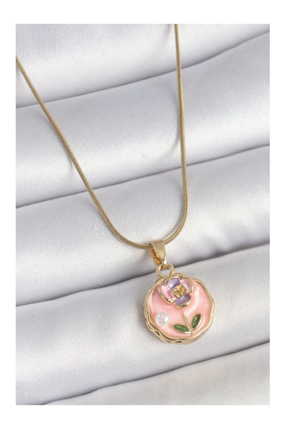 Clariss 316L Çelik Gold Renk Zincir Pembe Minimal Çiçek İşlemeli İnci Detay Portre Model Kadın Kolye