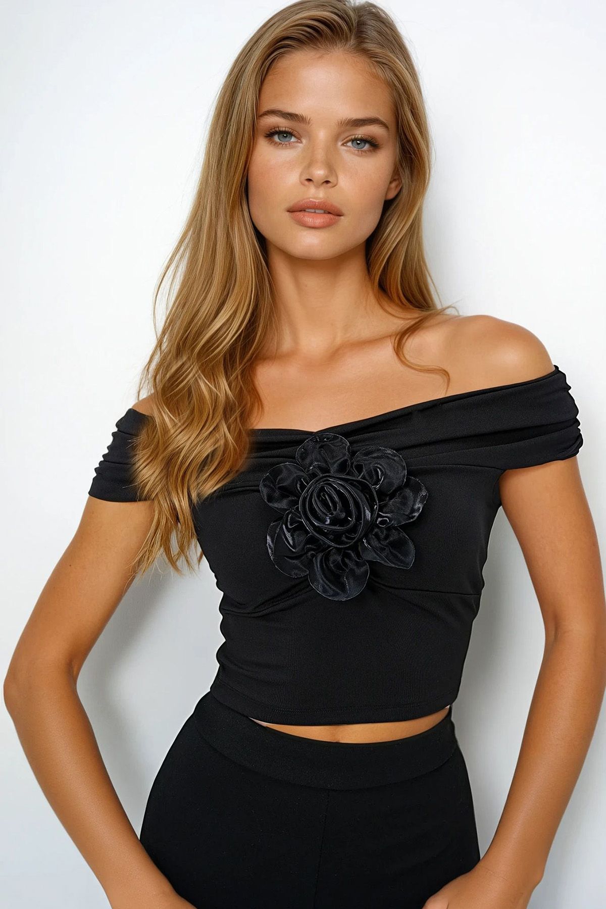 VAGGON Madonna Yaka Gül Aksesuarlı Drapeli Crop Bluz