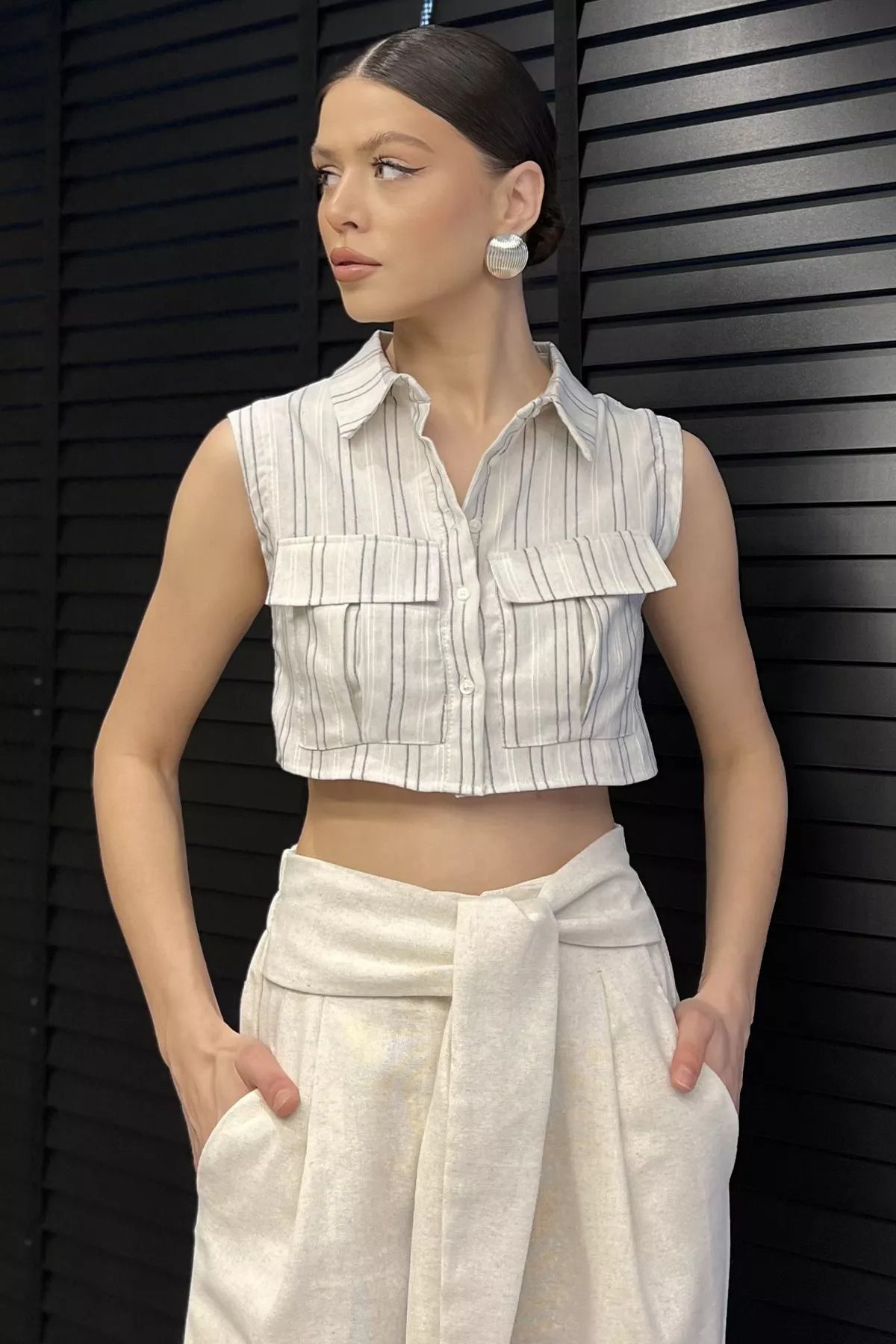 GÜLSELİ Taş Kadın Çift Cepli Çizgi Desenli Sıfır Kol Keten Crop Top Gömlek