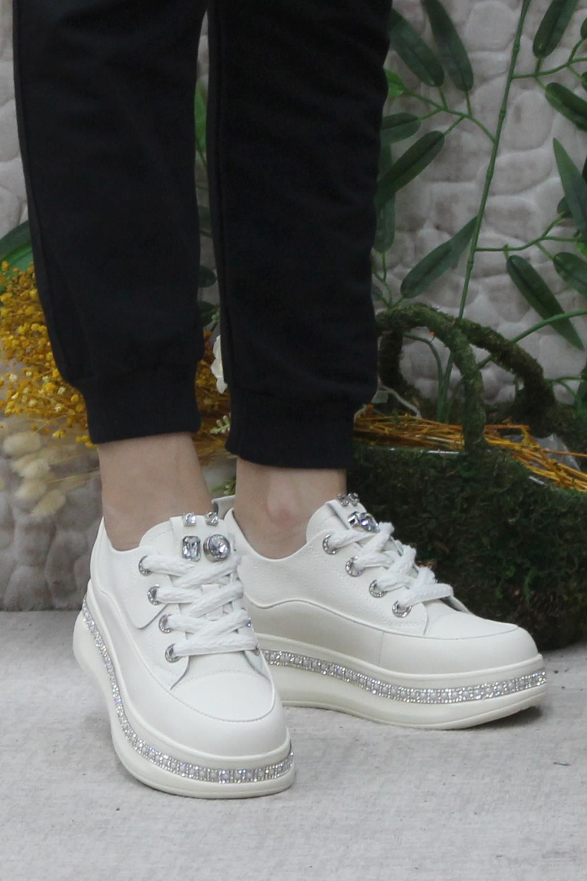 Guja KADIN BEYAZ HAKİKİ DERİ TAŞLI YÜKSEK TABAN BAĞCIKLI GÜNLÜK KULLANIM SNEAKER