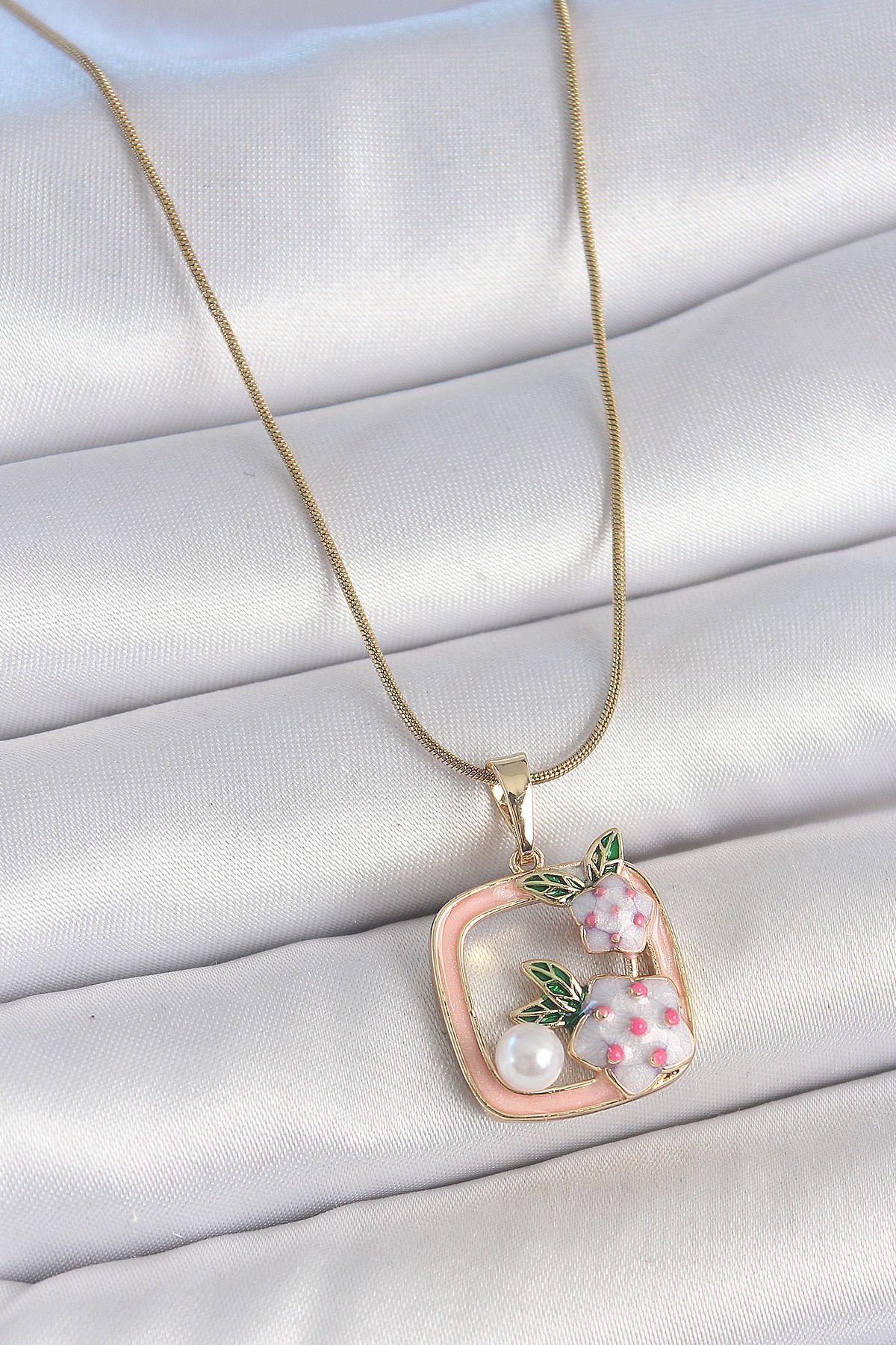 STİLLOVE 316L Çelik Gold Renk Zincir Pembe Mineli Kare Model Çiçek İşlemeli İnci Detay Kadın Kolye SL11695