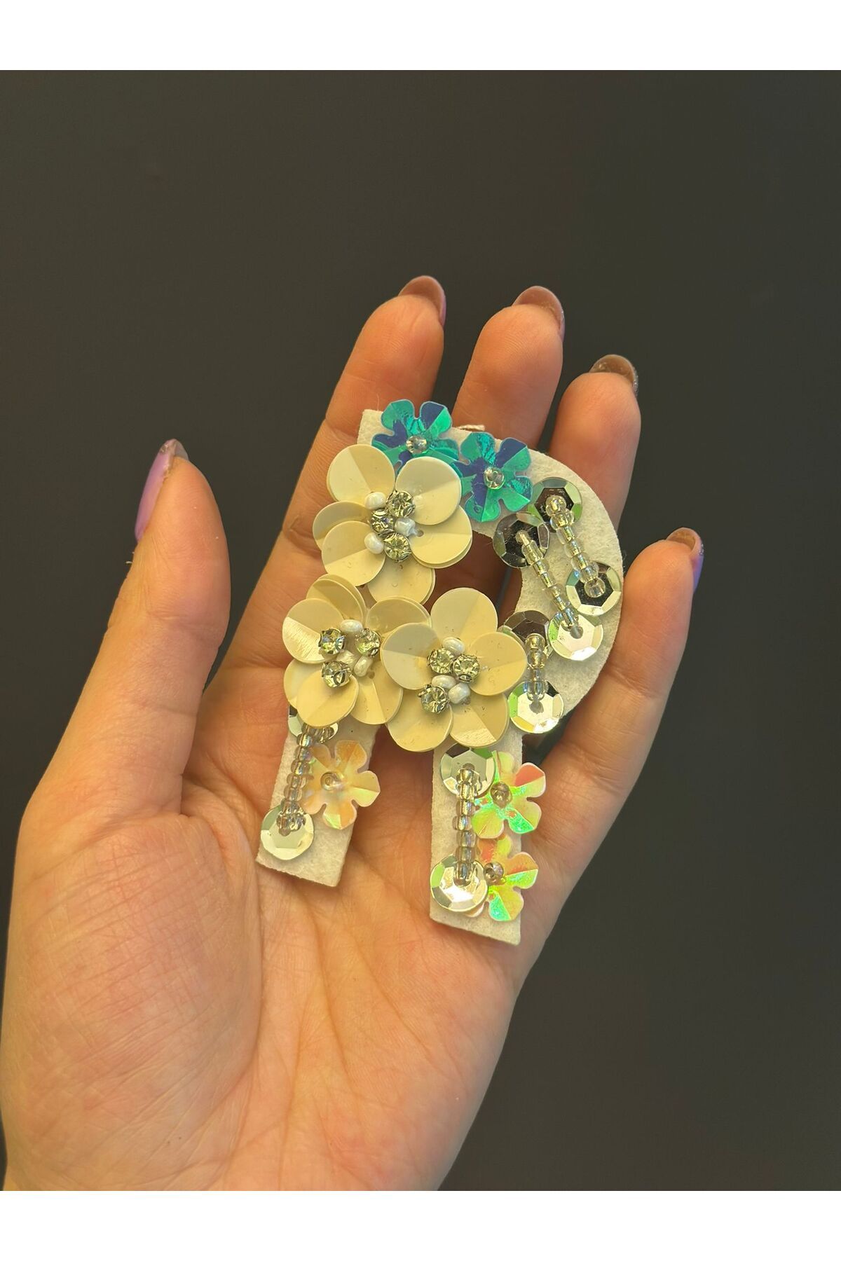 Gönülden Tasarım TAŞ İŞLEME PAYETLİ ÇİÇEKLİ R HARFİ ARMA 7X5 CM
