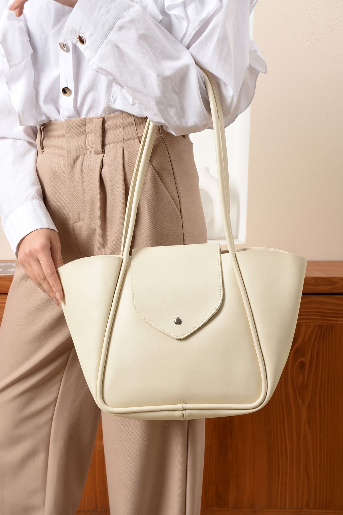 Ebitte Woman Bags Büyük kapasiteli Kapaklı Omuz Çantası Yavrulu
