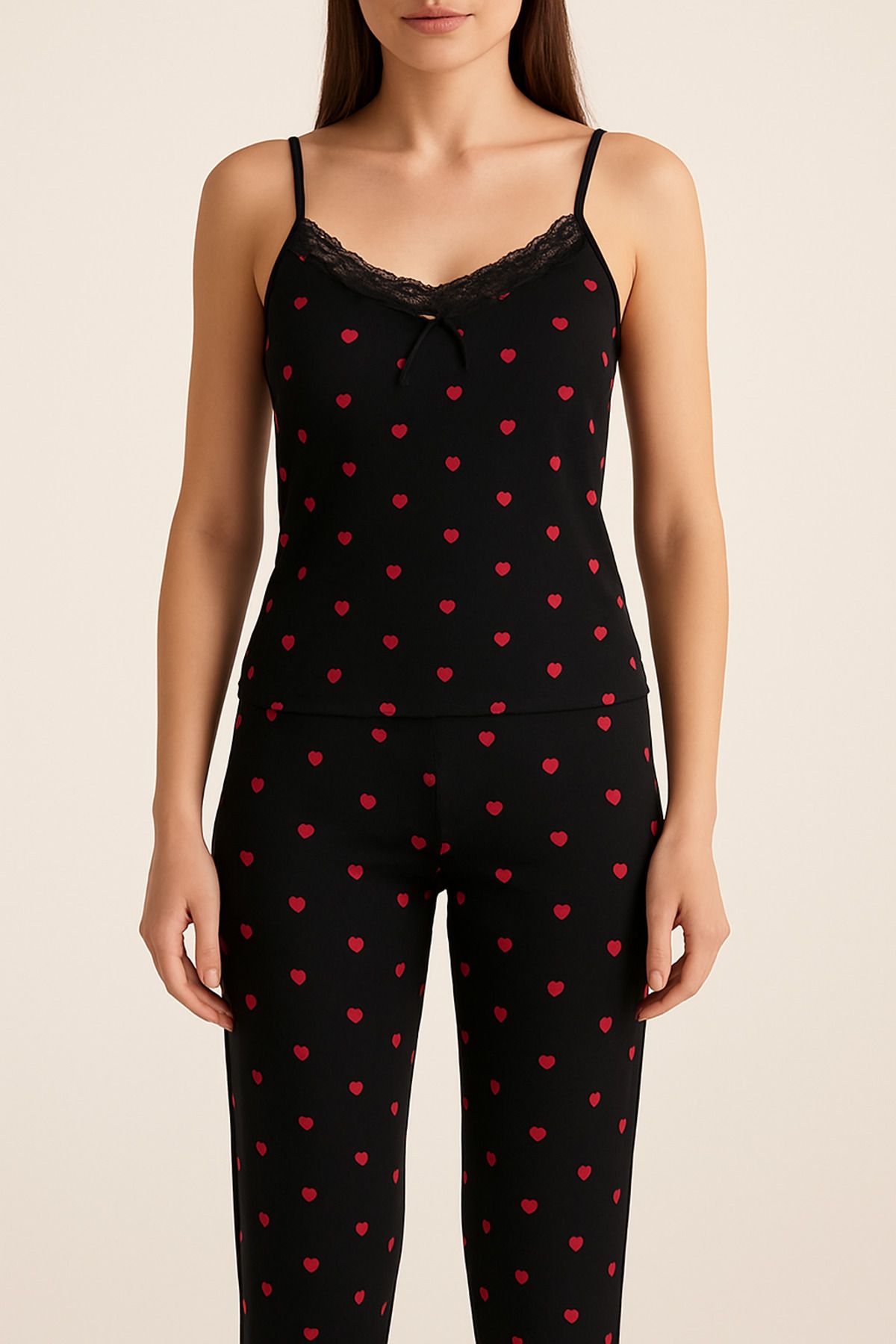 KYE WEAR Kadın Siyah Askılı Kalp Desenli Pijama Takımı