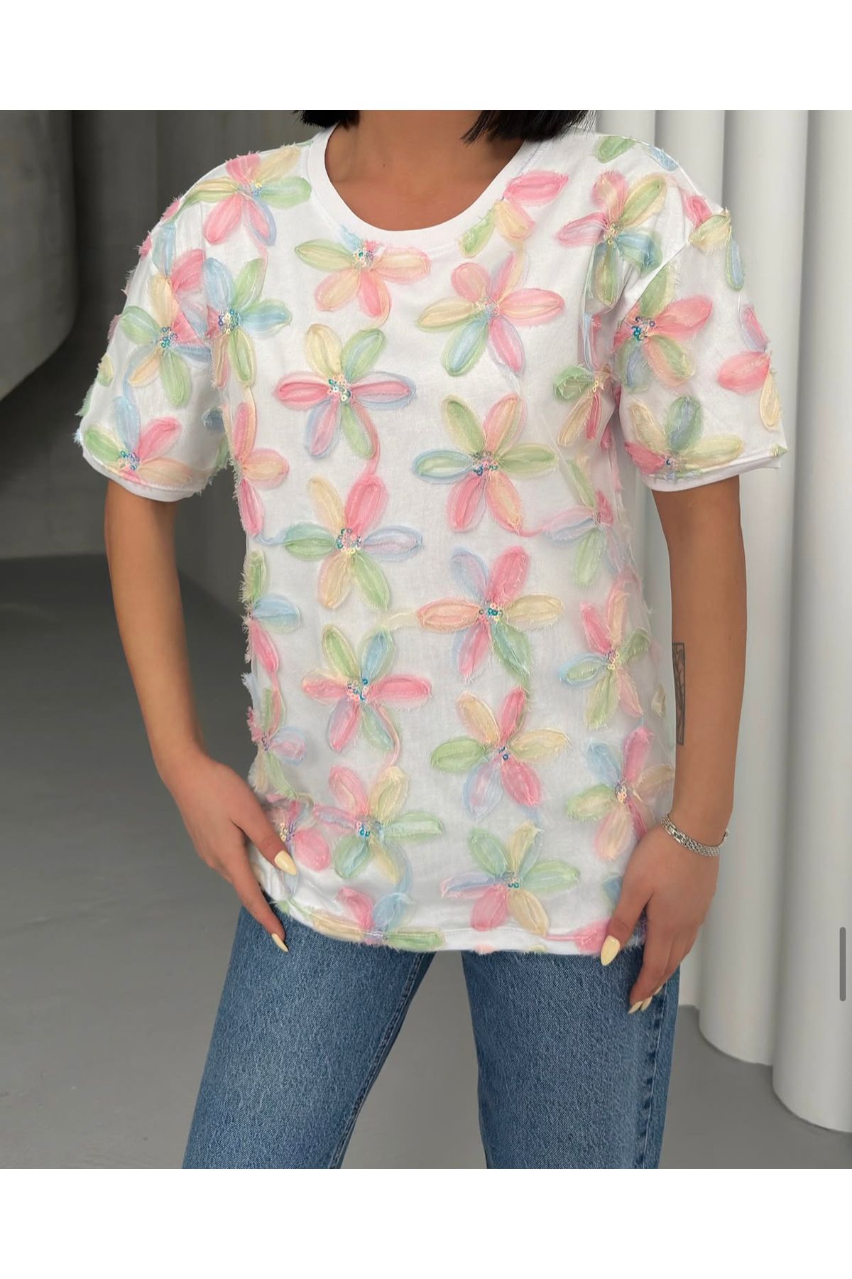 Butik Serdivan Kadın Bisiklet Yaka Tüllü Çiçekli Kısa Kollu Pamuklu T-Shirt Trend Yeni Sezon Çiçek Aksesuarlı