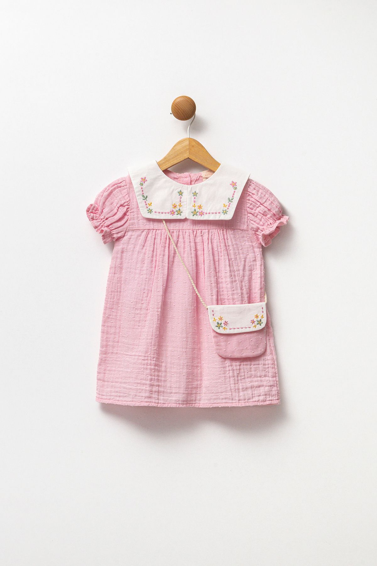 Minipodyum Kız Bebek Nakışlı Bebe Yaka Müslin %100 Pamuk Çantalı Bayramlık Elbise fotoğrafı 2 (önizleme)