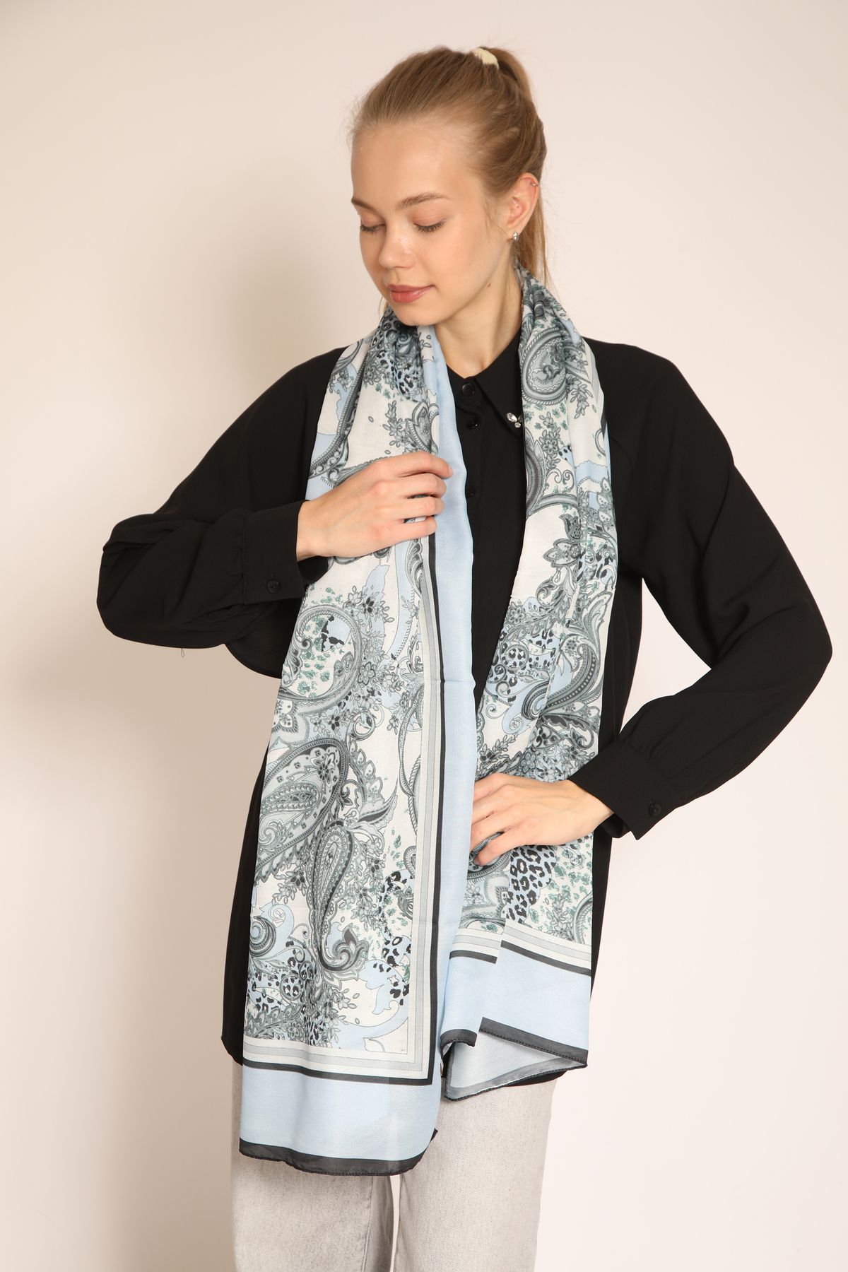 BERCHEM SCARF Özgün Desenli Soft Şal | Açık Mavi, Beyaz ve Antrasit Renklerde Paisley Detaylar