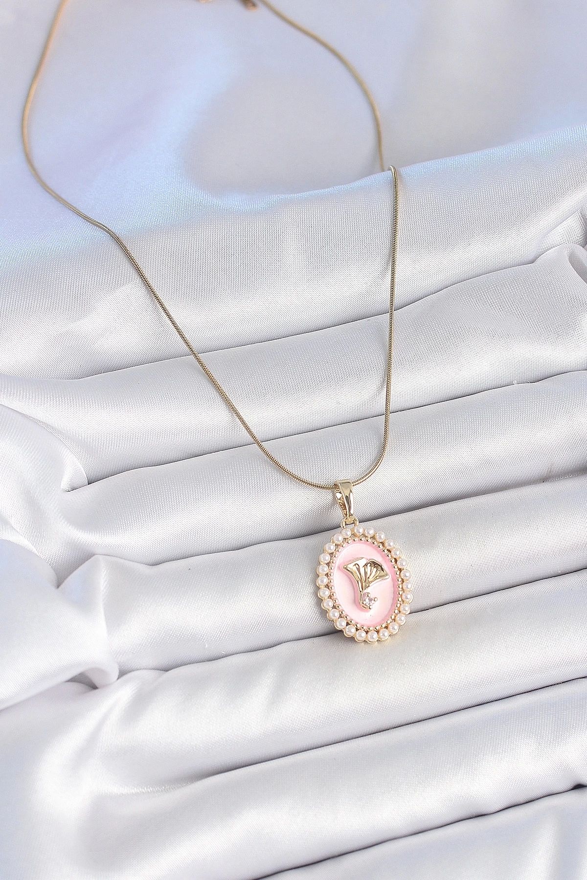 bamido 316l Çelik Gold Renk Zincir Pembe Mineli İncli Zirkon Taşlı Çiçek İşlemeli Portre Model Kadın Kolye