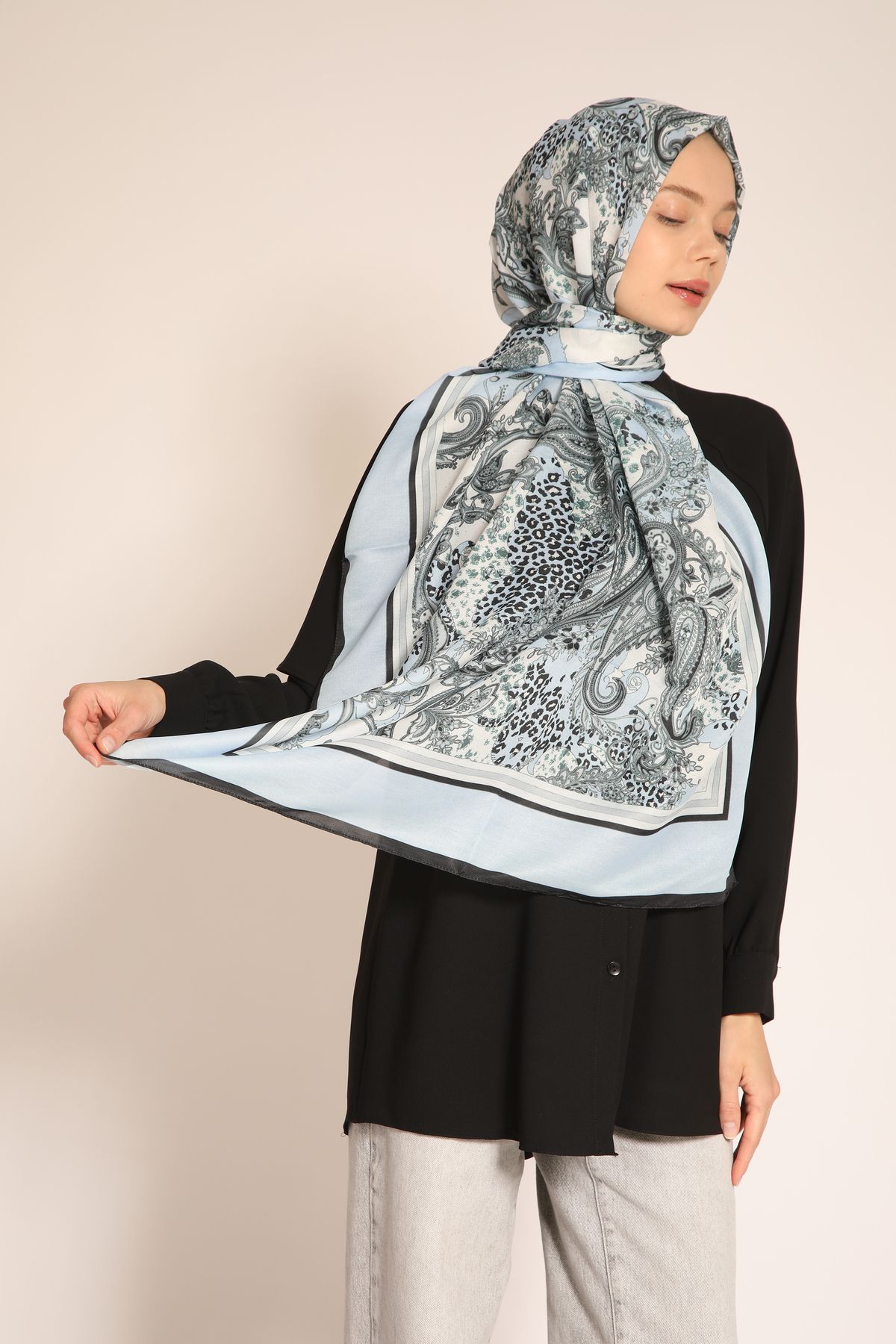 BERCHEM SCARF Açık Mavi Leopar ve Paisley Desenli Soft Şal | İpek Görünümlü Modern Tasarım