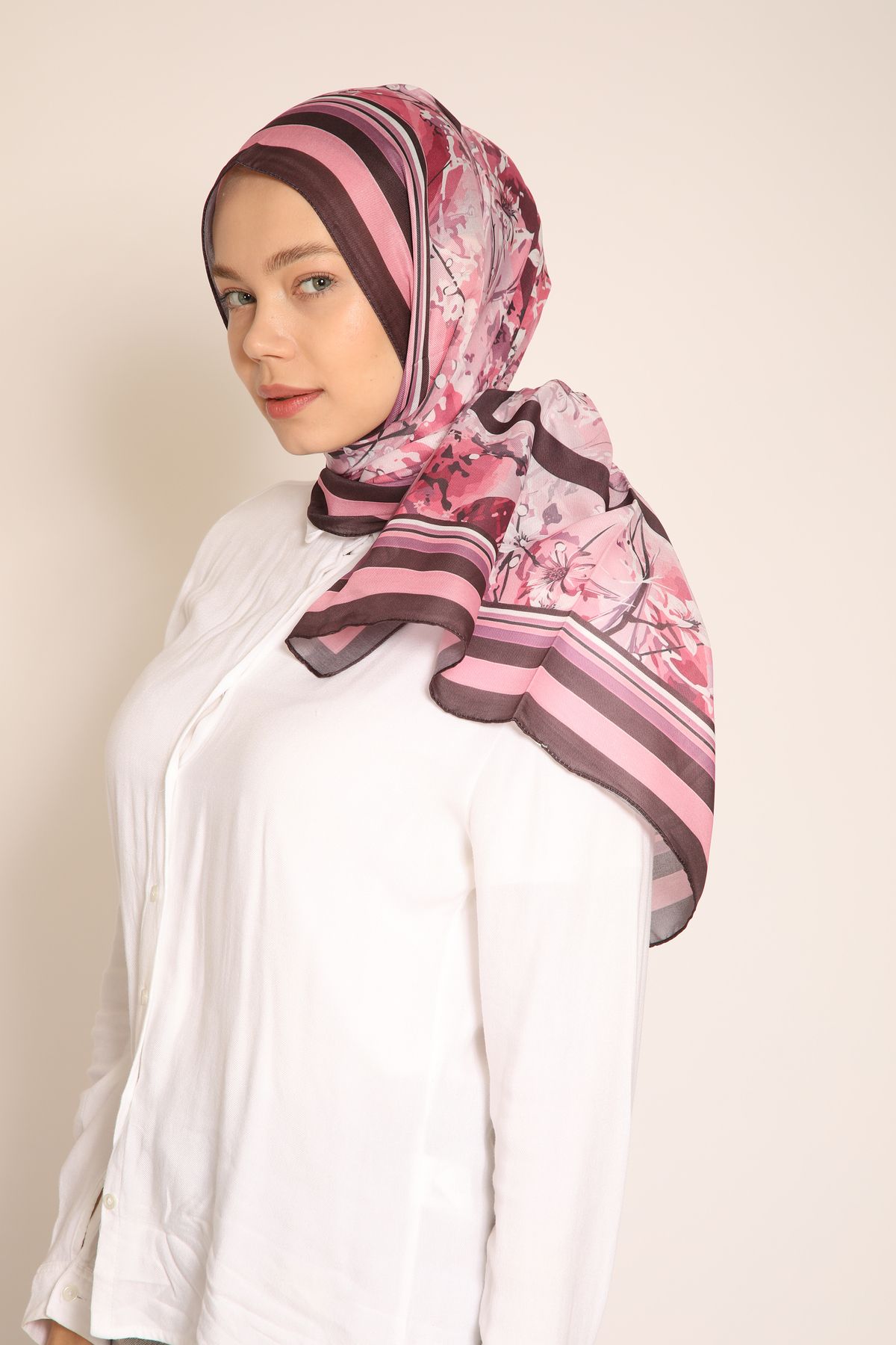 BERCHEM SCARF Kadın Çiçek Desenli Soft Şal | Pembe Tonlar, Yumuşak Doku, Şık ve Zarif Tasarım