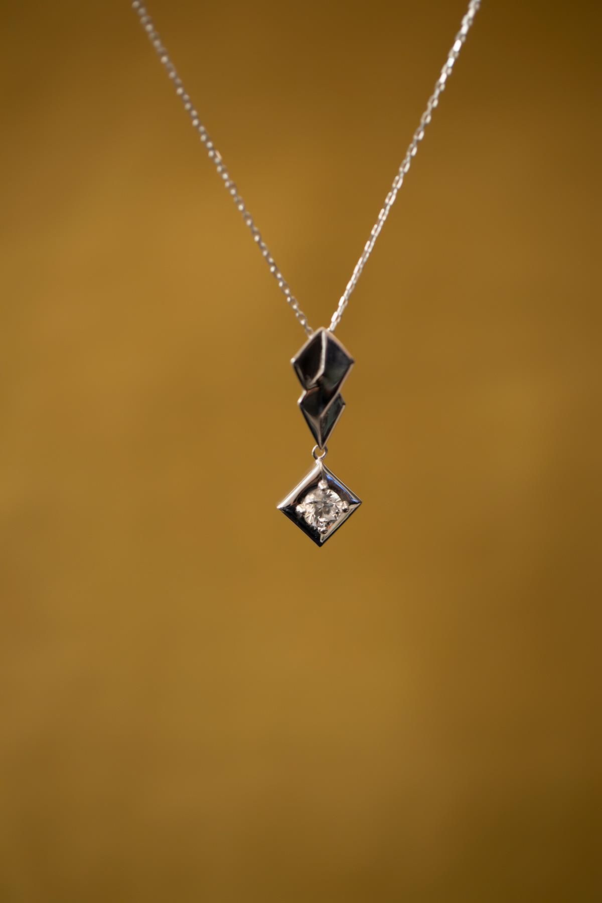 Ninova Silver Şimşek Model Gümüş Zirconia Kolye