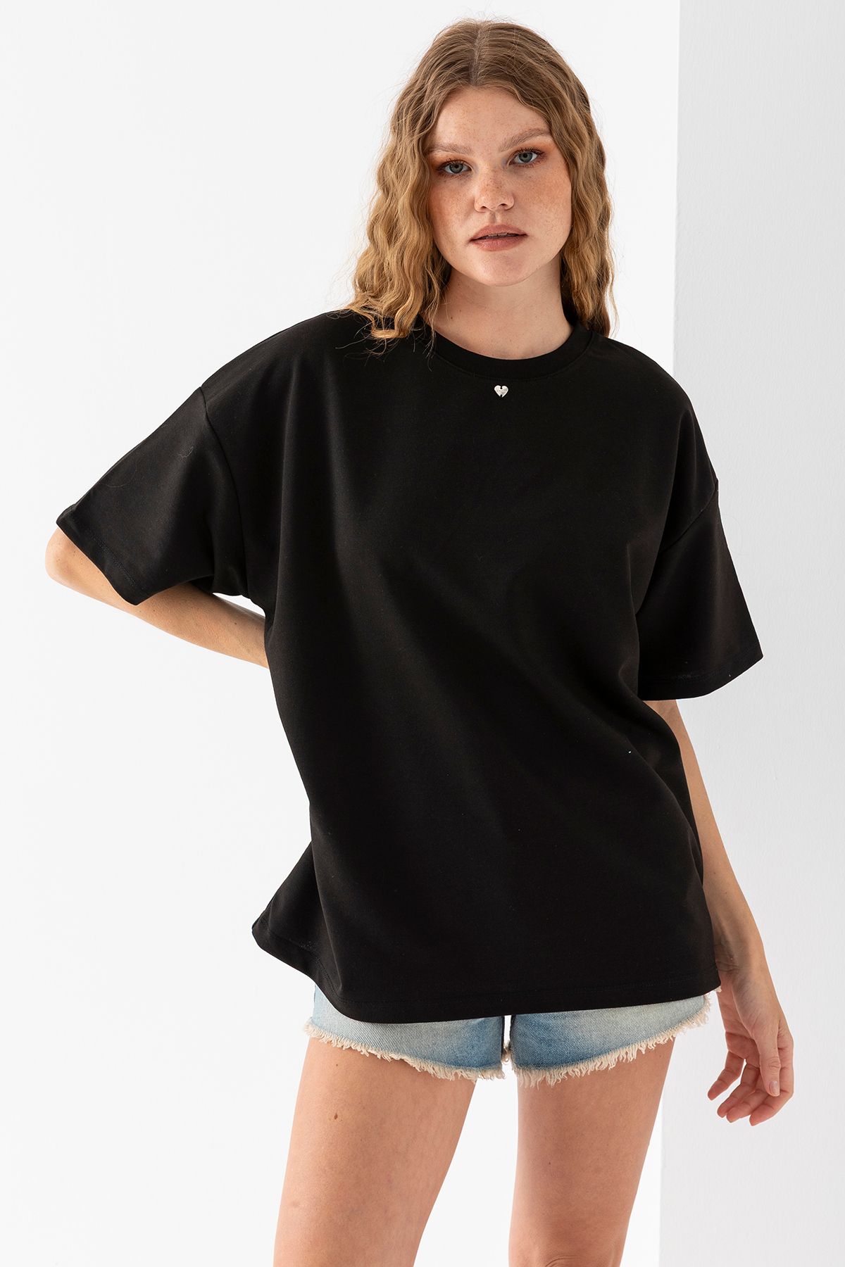 GİYSA Kadın Bisiklet Yaka Kalp Aksesuarlı T-Shirt Siyah - 25773