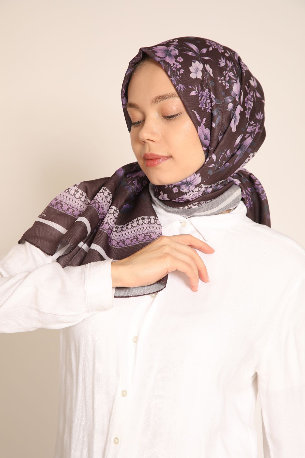 BERCHEM SCARF Şık ve Zarif Çiçekli Soft Şal | Mor Renk Üzerine Lila ve Pembe Çiçek Deseni