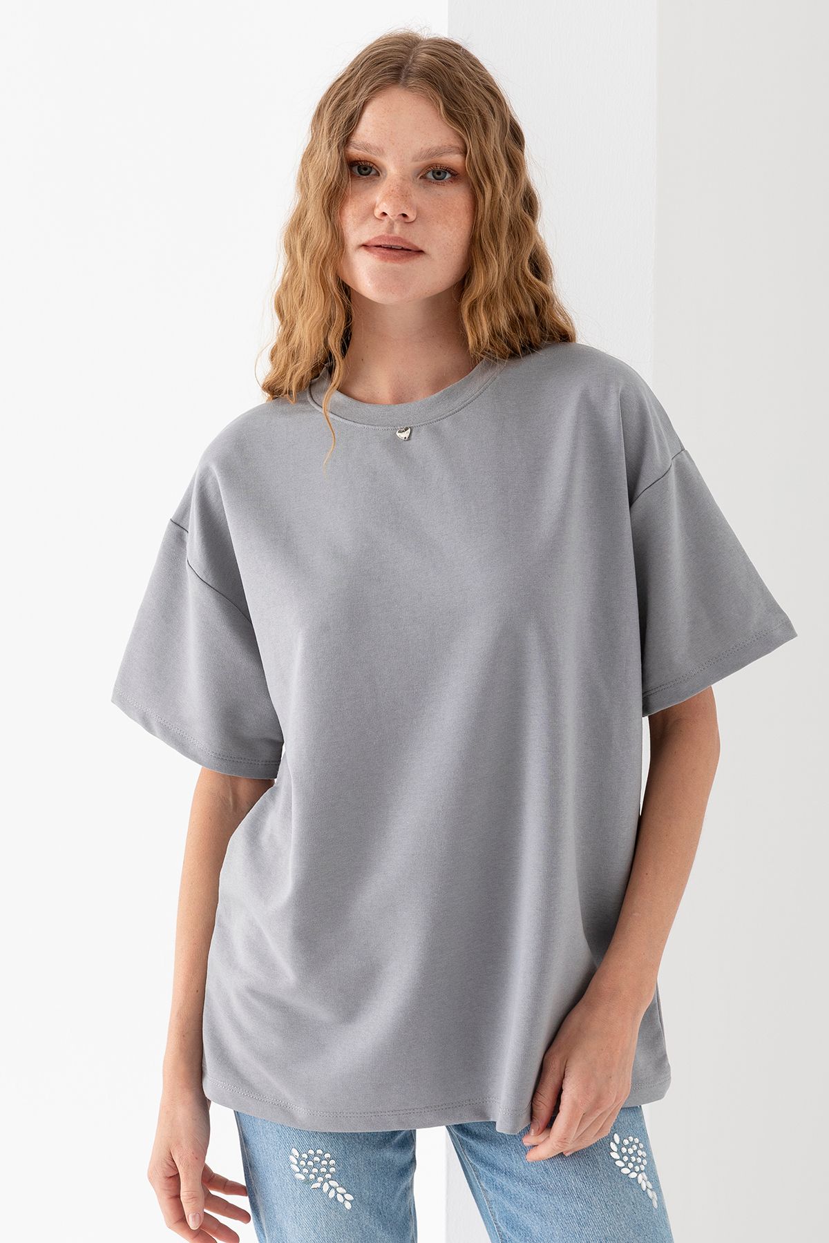 GİYSA Kadın Bisiklet Yaka Kalp Aksesuarlı T-Shirt Gri - 25773