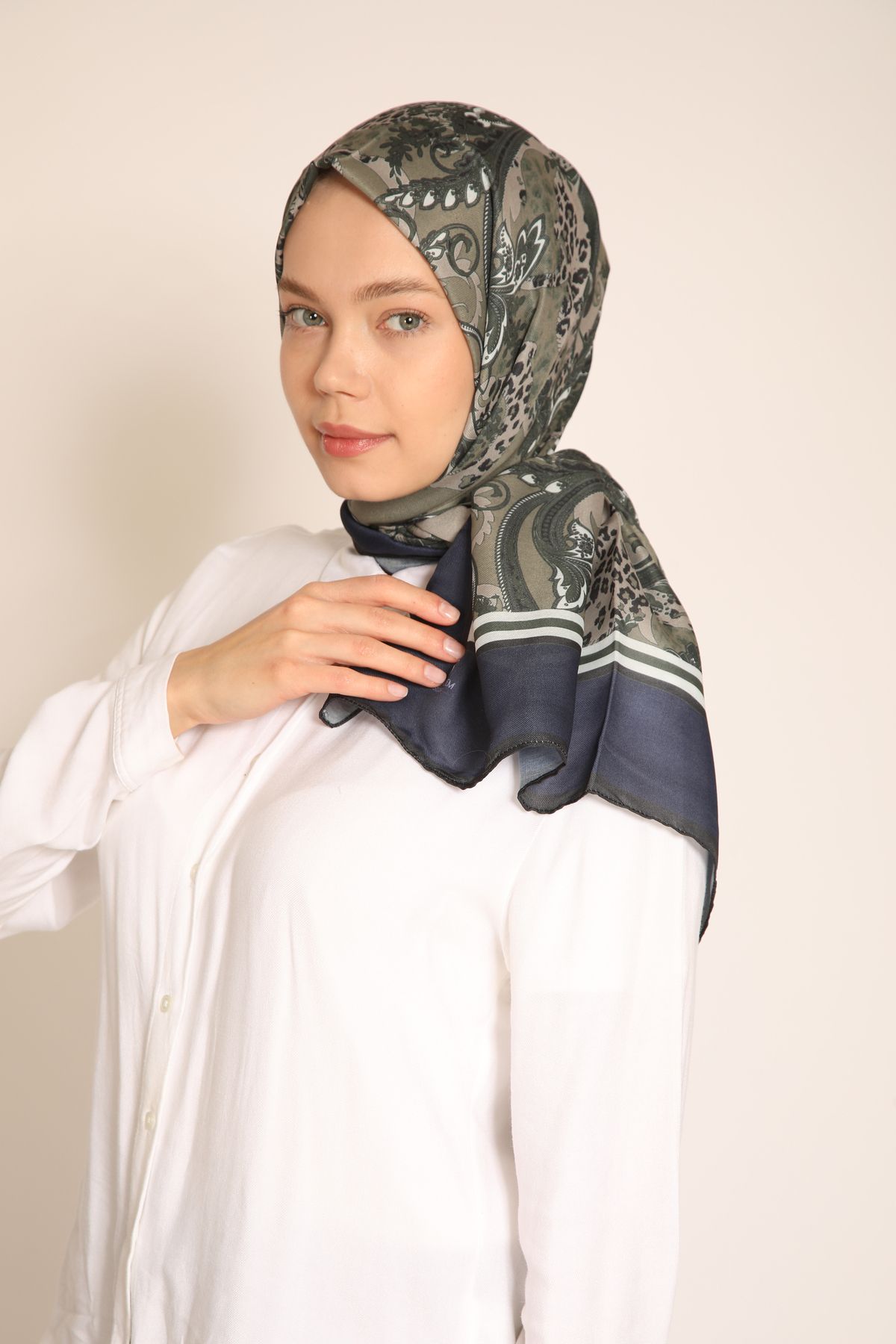BERCHEM SCARF Kadın Lacivert-Haki Desenli Soft Şal | Şık ve Modern Paisley & Leopar Detaylı Tasarım