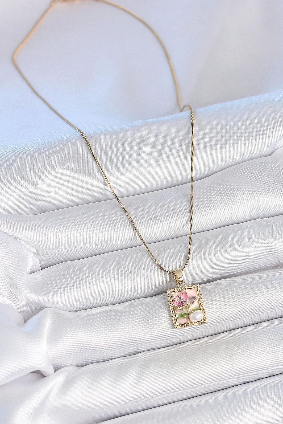 bamido 316l Çelik Gold Renk Pembe Mineli Çiçek İşlemeli İnci Detay Portre Model Kadın Kolye - Bamido