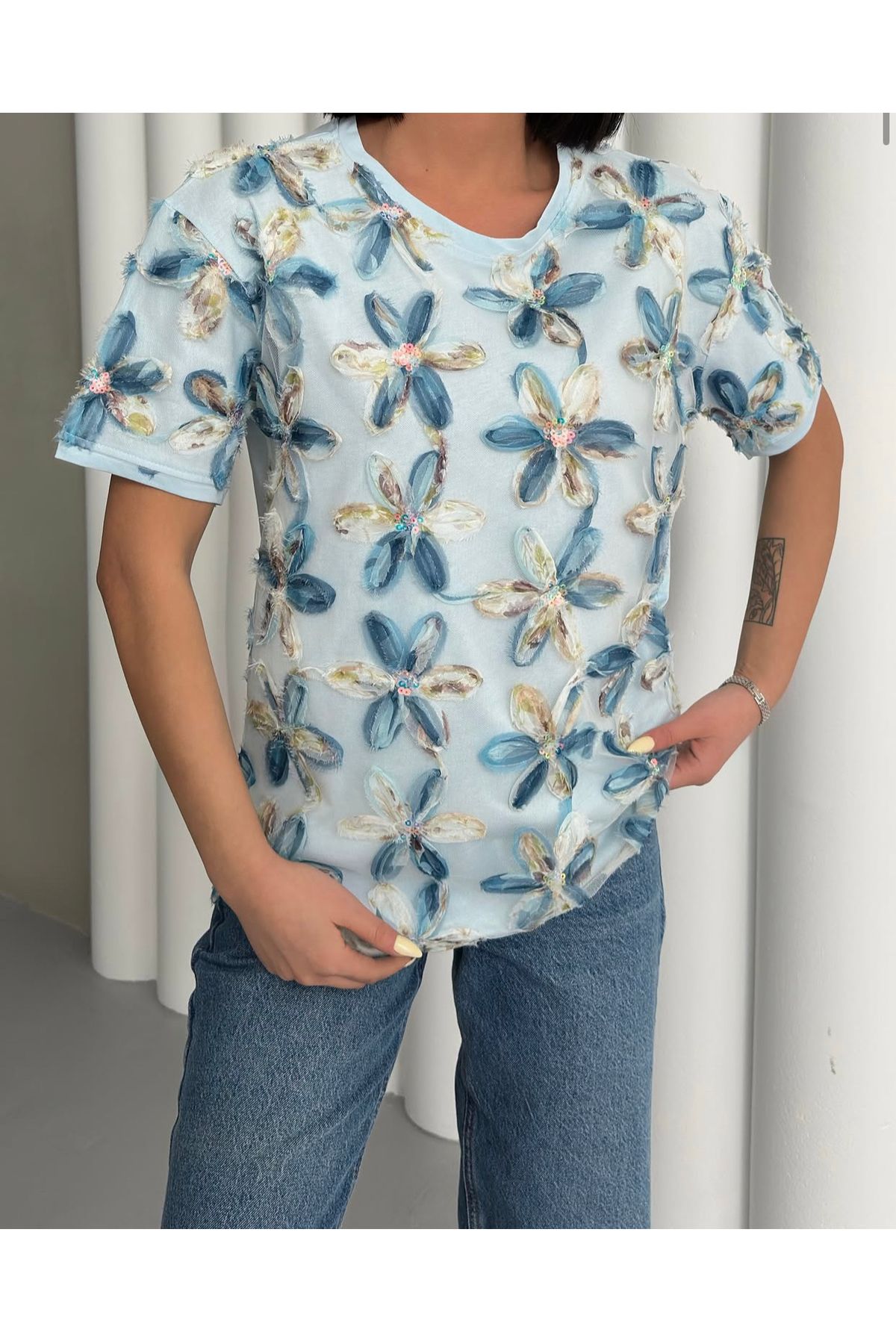 Butik Serdivan Kadın Bisiklet Yaka Tüllü Çiçekli Kısa Kollu Pamuklu T-Shirt Trend Yeni Sezon Çiçek Aksesuarlı