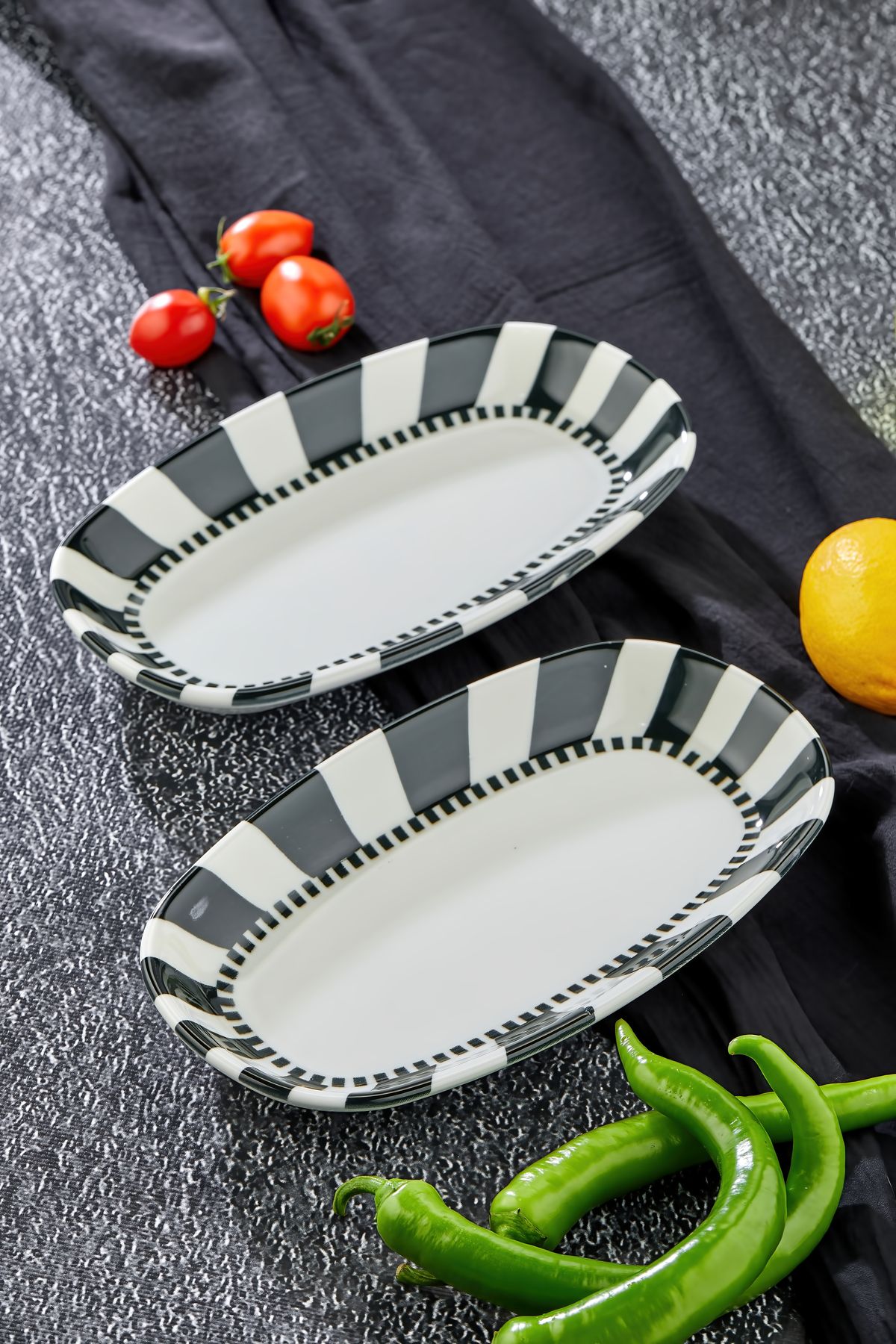 Cooker Siyah Beyaz Çizgili 2'li Oval Porselen Sunum Tabağı Seti 24.5 cm - Modern Şık Tasarım