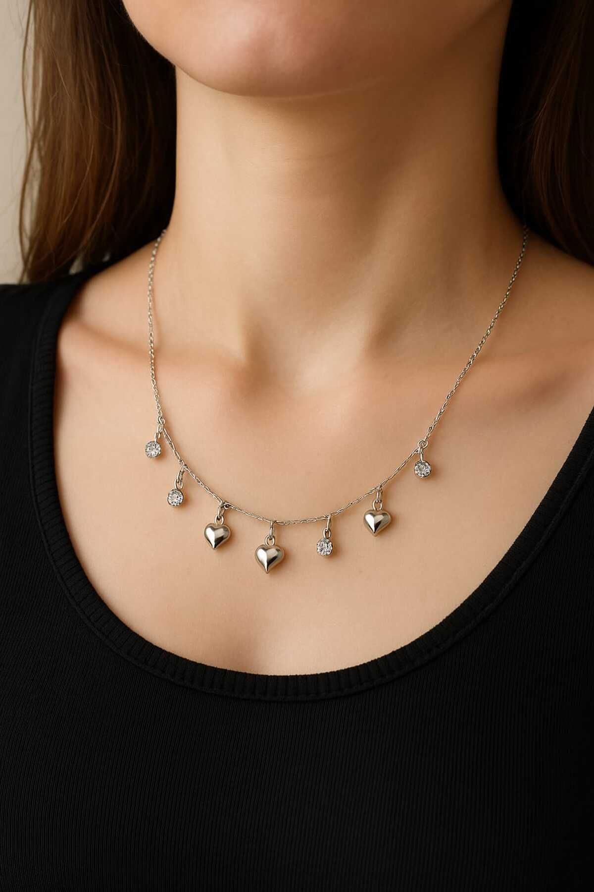 BESMYAR JEWELS GÜMÜŞ RENK SALLANTILI KALP FİGÜRLÜ KOLYE