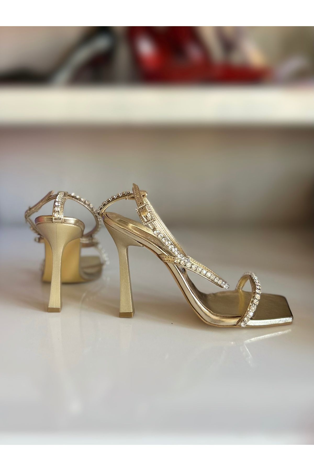 HAYYSHOES GOLD PARLAK TAŞLI ÜÇ BANTLI TOPUKLU SANDALET TOPUKLU AYAKKABI