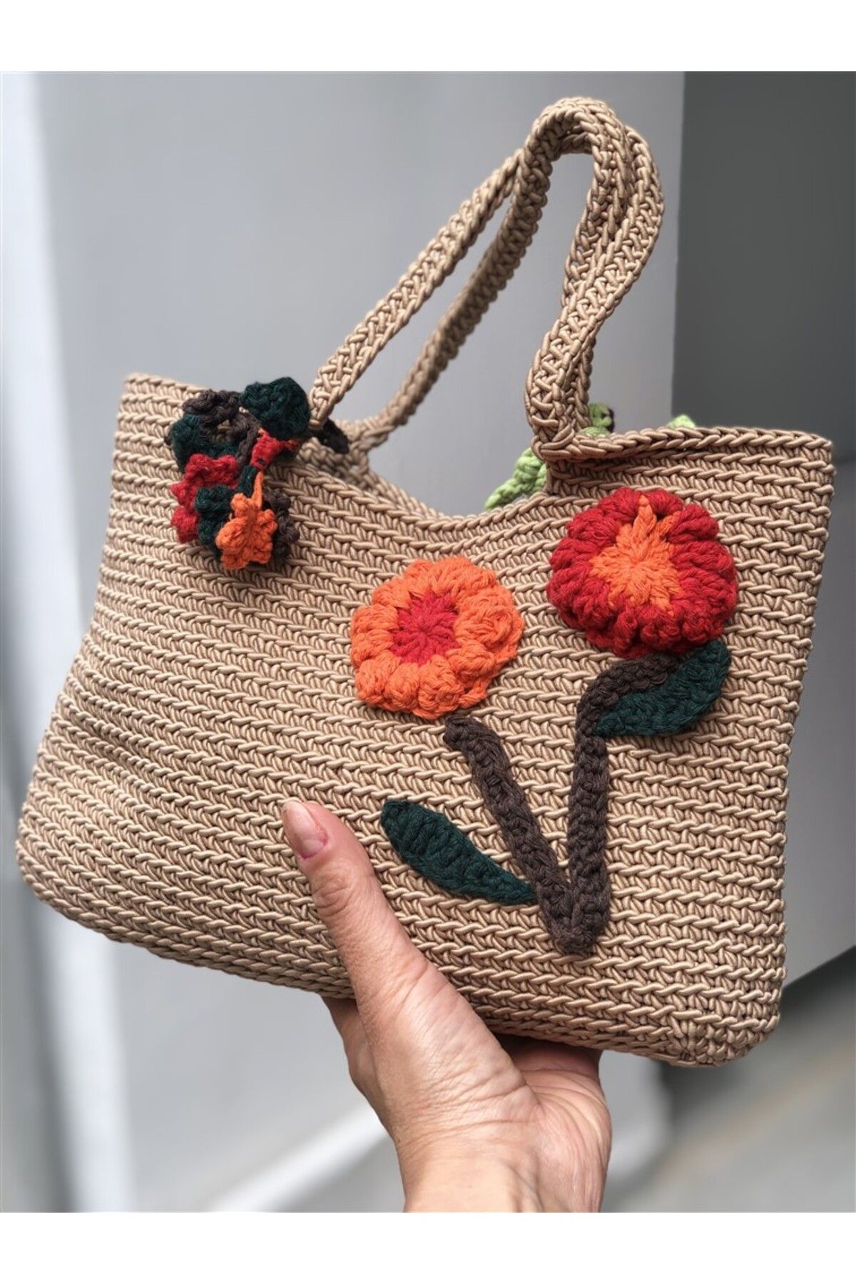 Gözde Tasarım Butik KADIN NATUREL TAŞ RENGİ ÇİÇEK MOTİF İŞLEMELİ YAZLIK TIĞİŞİ EL YAPIMI HASIR ÖRGÜ ÇANTA