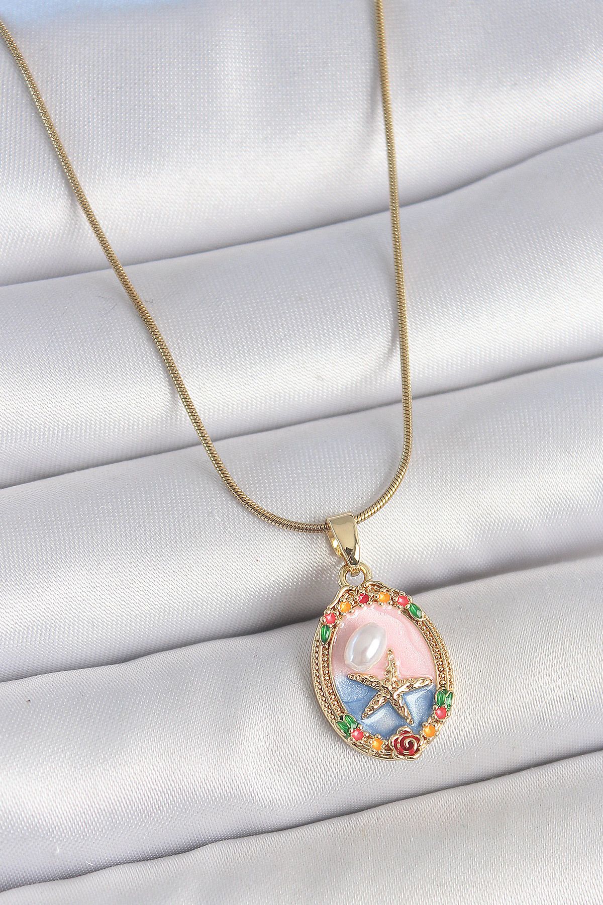 MELFSHOP 316L Çelik Gold Renk Zincir Mix Renk Deniz Yıldız İşlemeli İnci Detay Portre Model Kadın Kolye