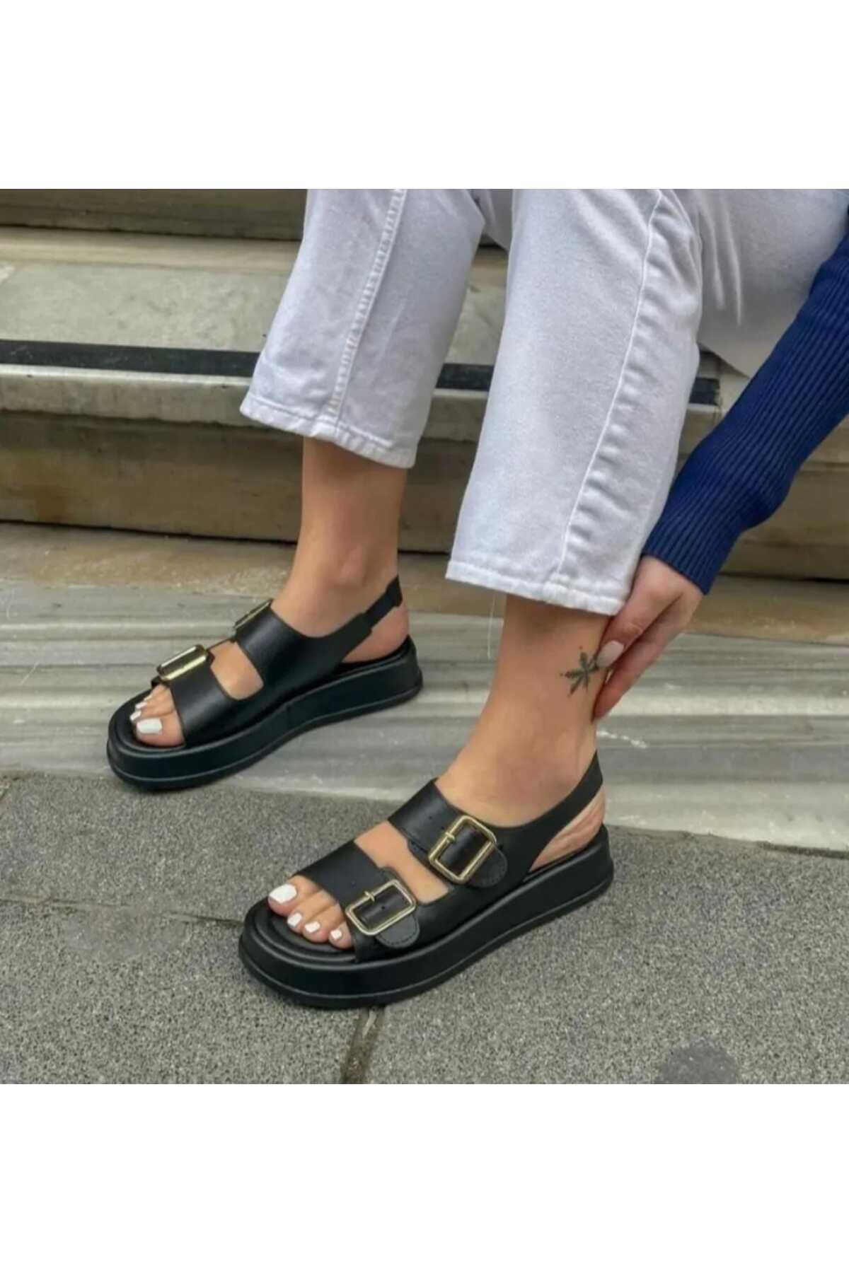 SELİN SOYLU Roma Siyah Kalın Taban Lastik Detaylı Toka Sargılı Sandalet