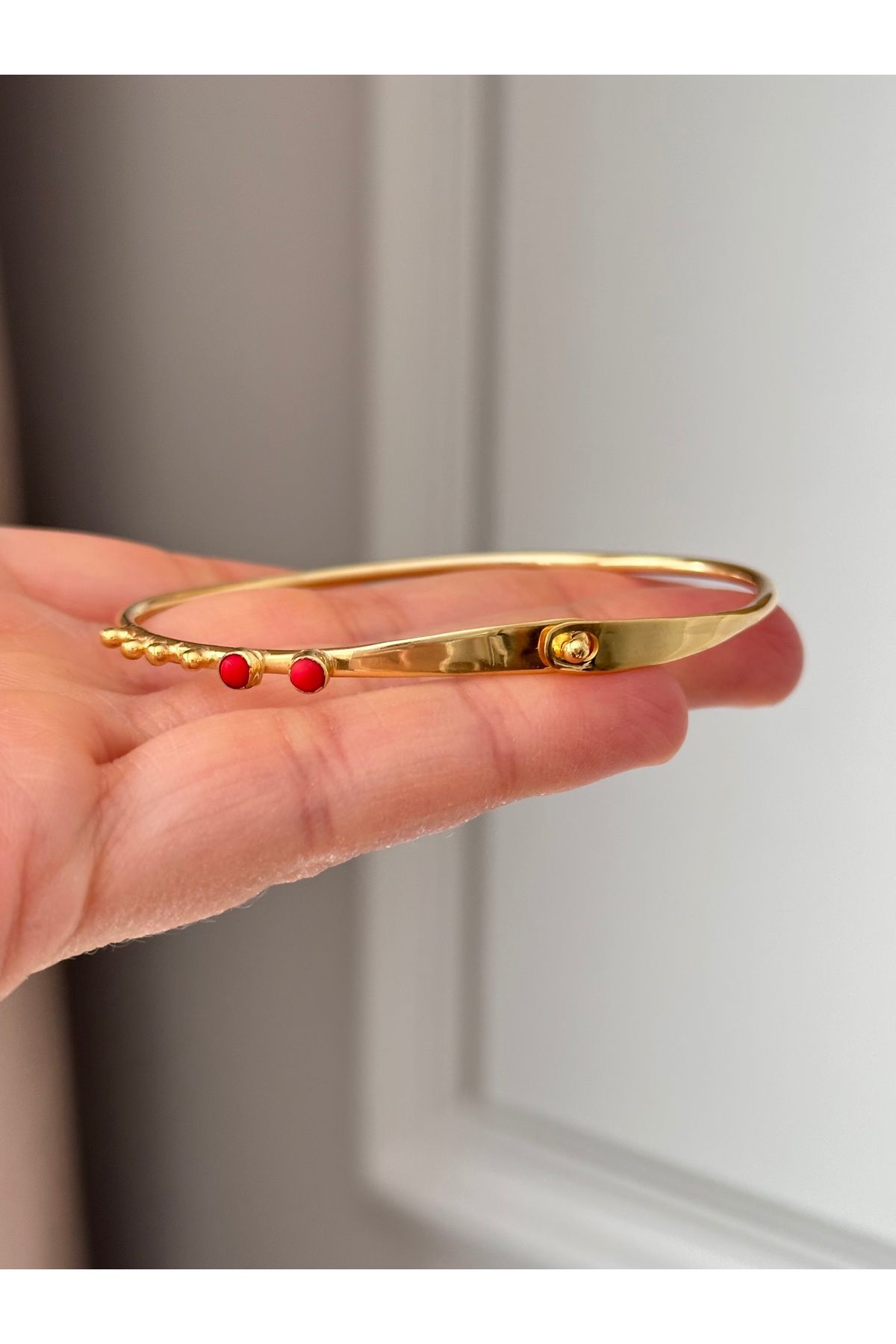 emy by emel luxury silver jewelry Altın Kaplama Mercan Taş Detaylı Lades Bilezik 925 Ayar Gümüş