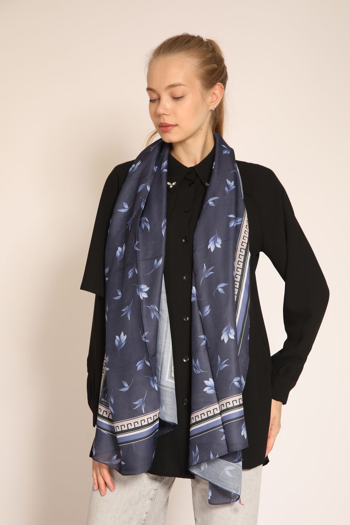 BERCHEM SCARF Doğadan İlham Alan Yaprak Desenli Soft Şal | Lacivert Zemin Üzerine Soft Mavi Tonlar