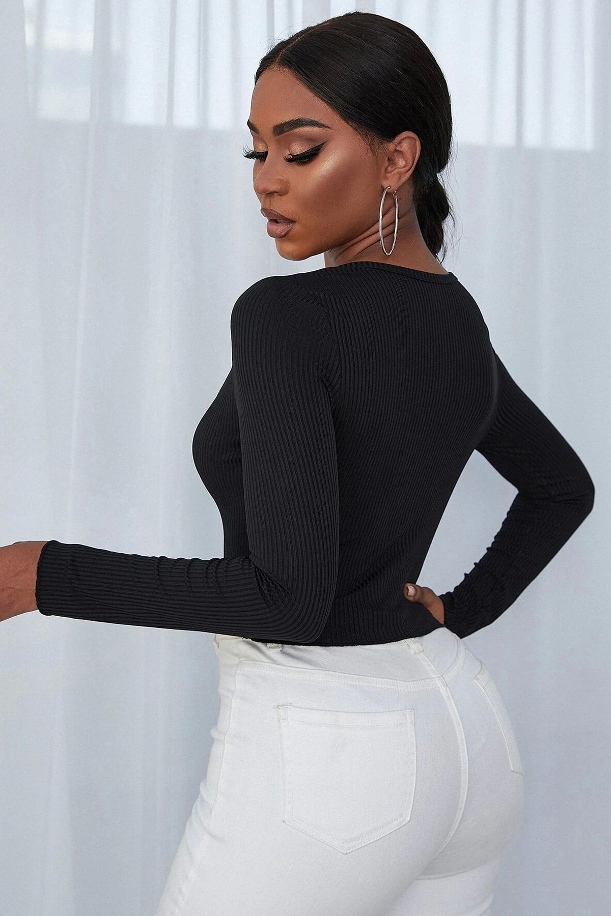 GiyimCity Kadın Siyah Uzun Kollu Düğmeli Göğüs ve Göbek Dekolteli Crop Top Bluz