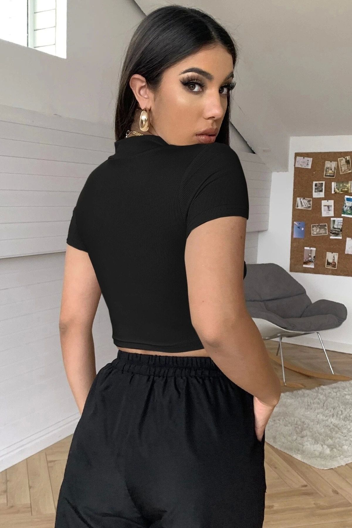 GiyimCity Kadın Siyah Göğüs Dekolteli Yarım Kollu Cut Out Crop Top Bluz