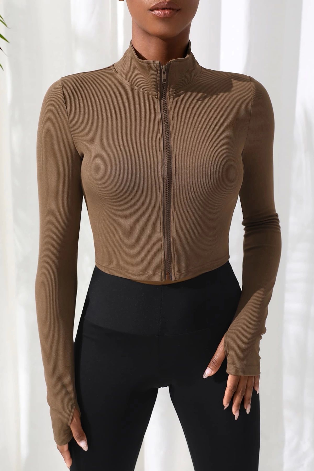 GiyimCity Kadın Kahverengi Uzun Kol Fermuarlı Parmak Geçme Detaylı Dik Yaka Crop Top Bluz