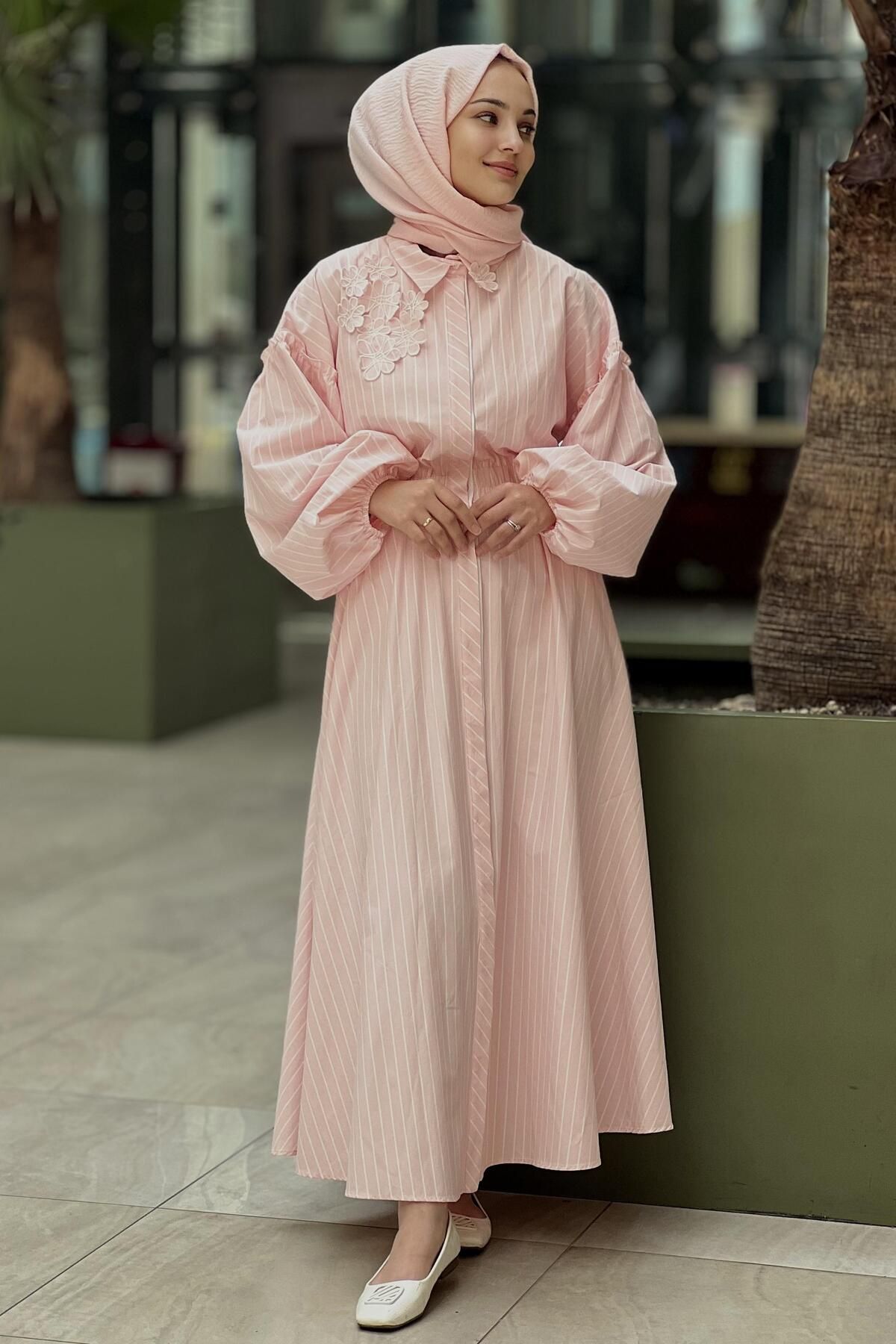 Ghisa-Rochie cu dungi - Guler cu detaliu floral 2