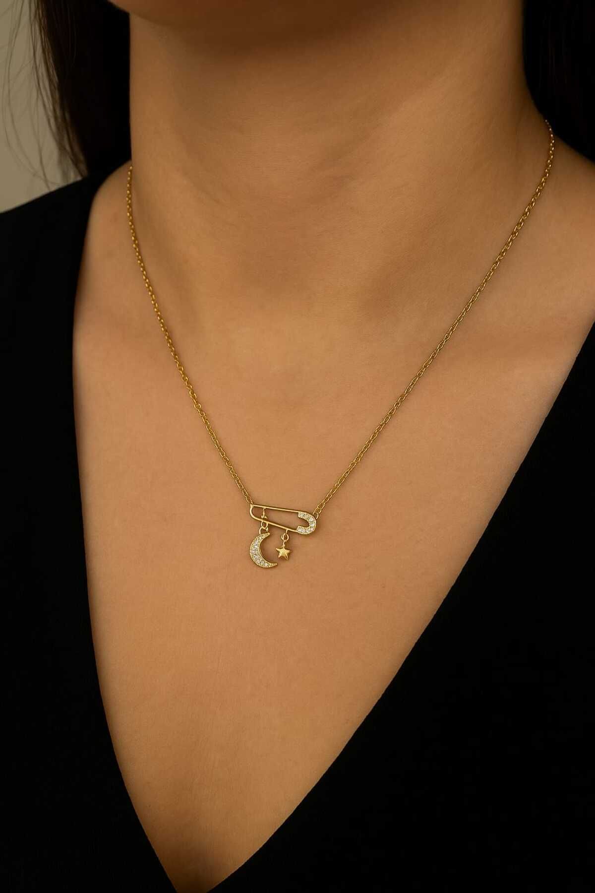 BESMYAR JEWELS PARLAK TAŞLARLA SÜSLENMİŞ İĞNE FİGÜRLÜ ÇELİK KOLYE