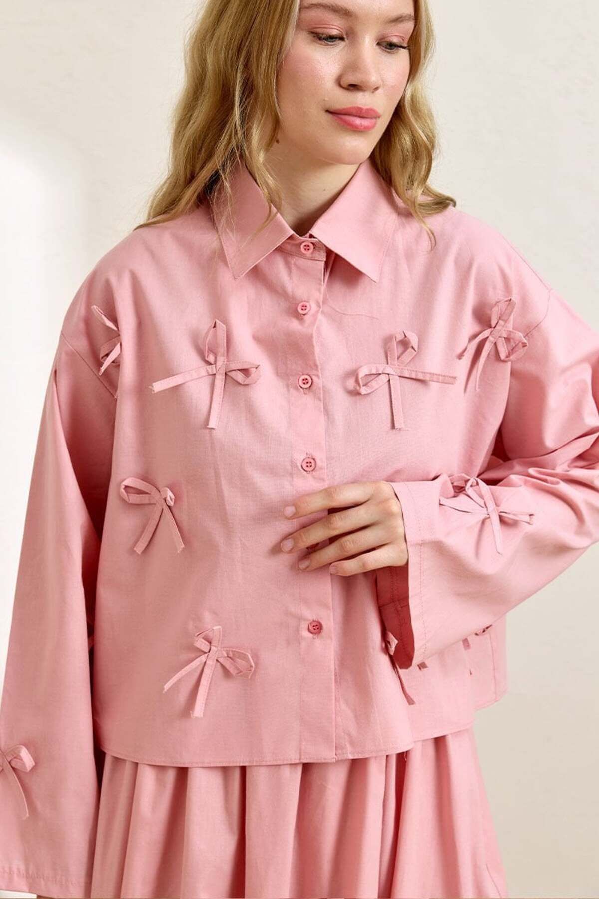 Ceylan Otantik Soft Pembe Fiyonk Detay Crop Gömlek