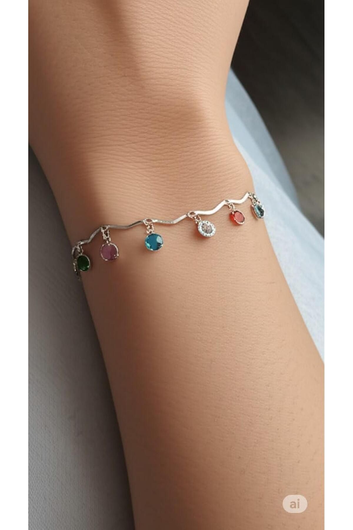 BESMYAR JEWELS Farklı Renklerdeki Parlak Taşlarla Süslenmiş Modern Tasarım Kadın Bileklik