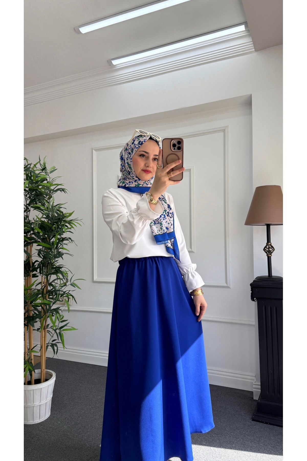 Nisa Nalbantoğlu Saks Mavi Kloş Uzun Krep Etek