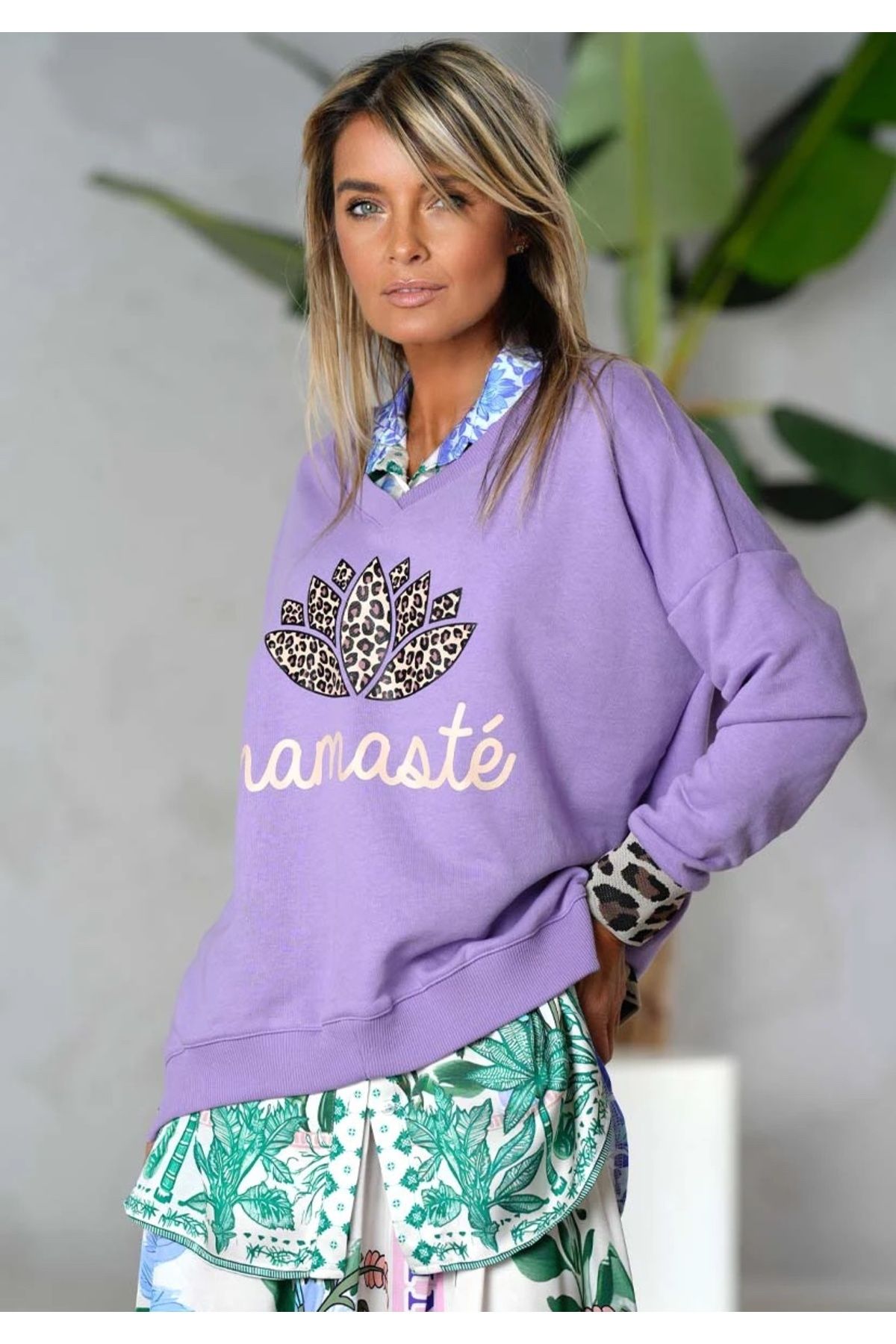 satya LEOPAR JAKAR NAMASTE DESENLİ MOR V YAKA SWEATSHIRT