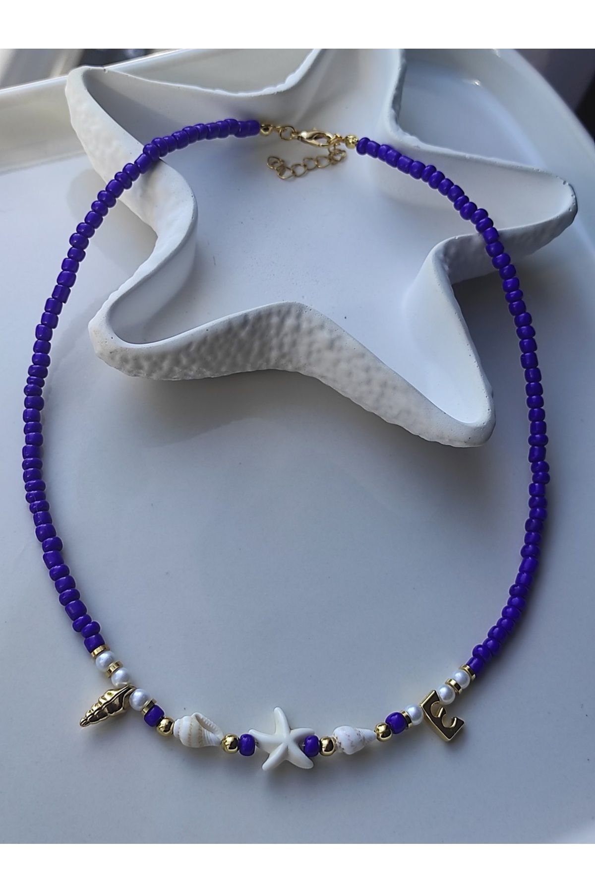 Amabel Jewelerys Deniz Kabuğu ve Deniz Kabuğu Detaylı Harfin Gücü Kadın Kolye