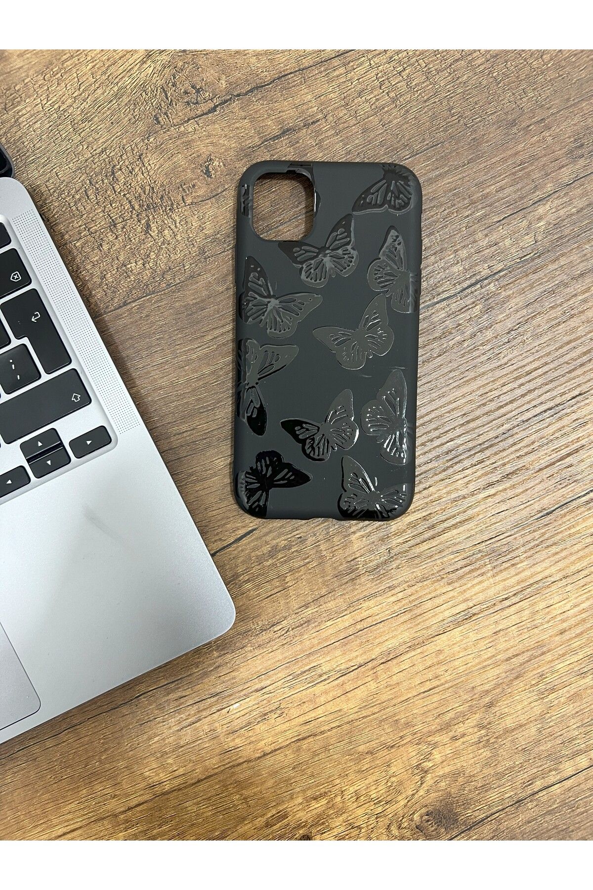 HZR Iphone 11 Siyah Kelebek Desenli Silikon Kılıf