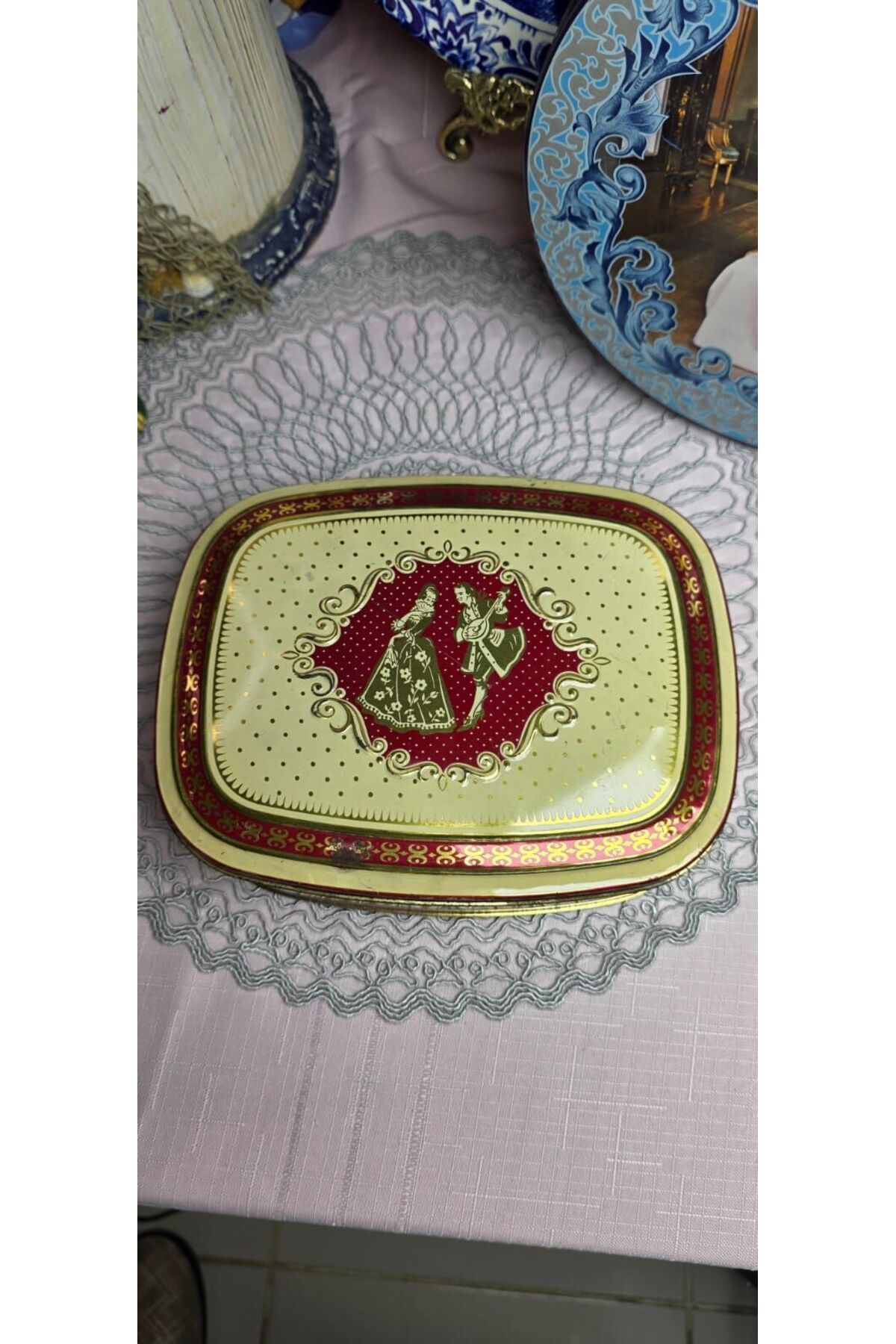 Mason's Metal 16 cm x 12 cm ebatlarında 1970 lere ait antika kutu...
