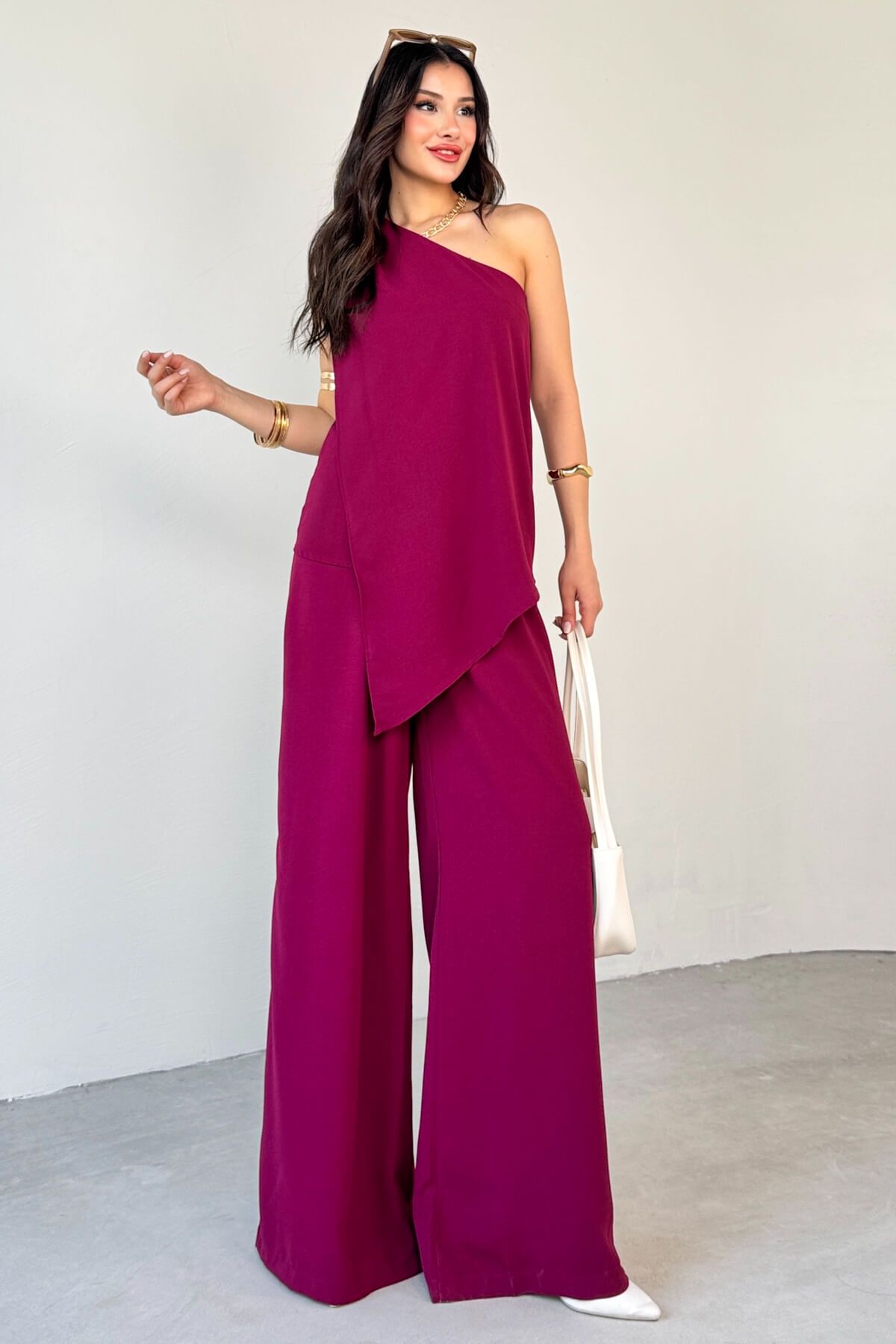 Cappmoda TKM-13291 Mürdüm Tek Omuz Dökümlü Bluz Lastikli Bol Paça Pantolon İkili Takım