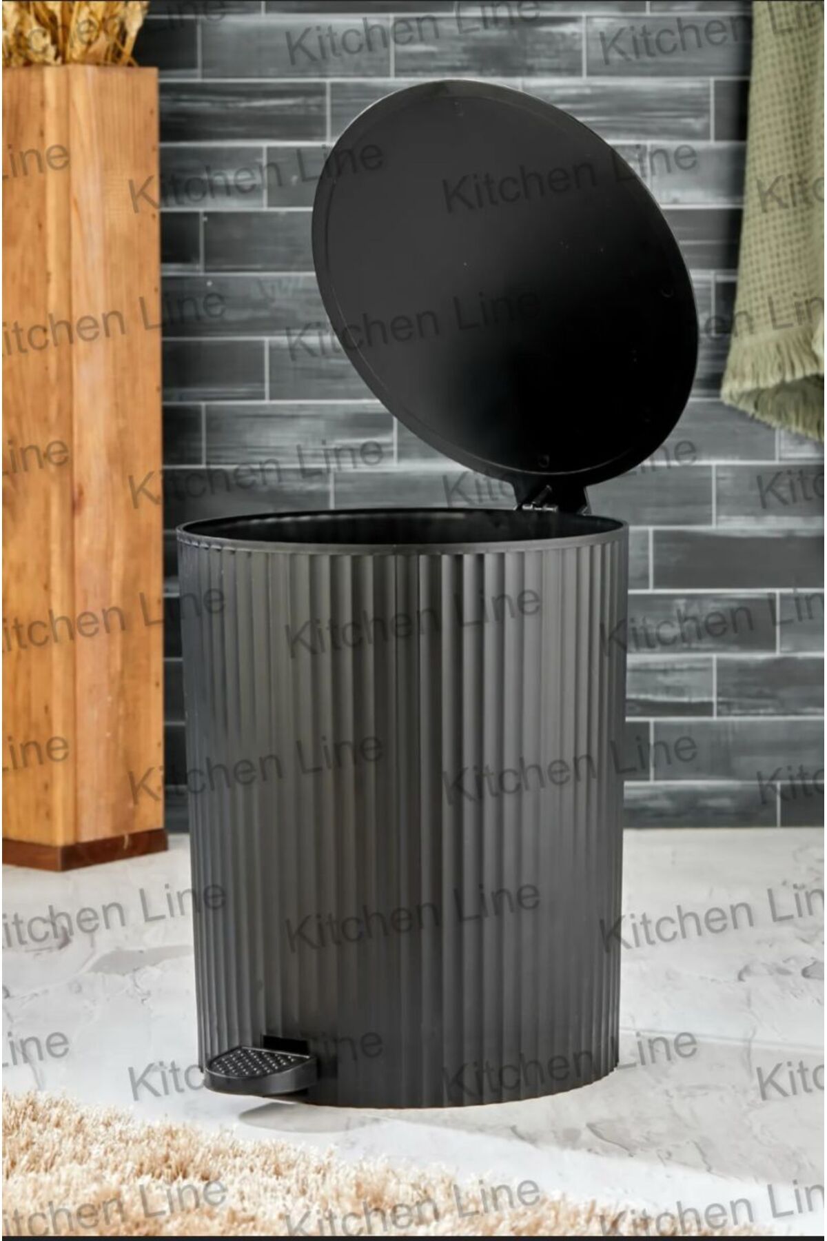 Kitchen Line PEDALLI, ÇİZGİLİ YUVARLAK MODEL BANYO/MUTFAK ÇÖP KOVASI 8LT SİYAH