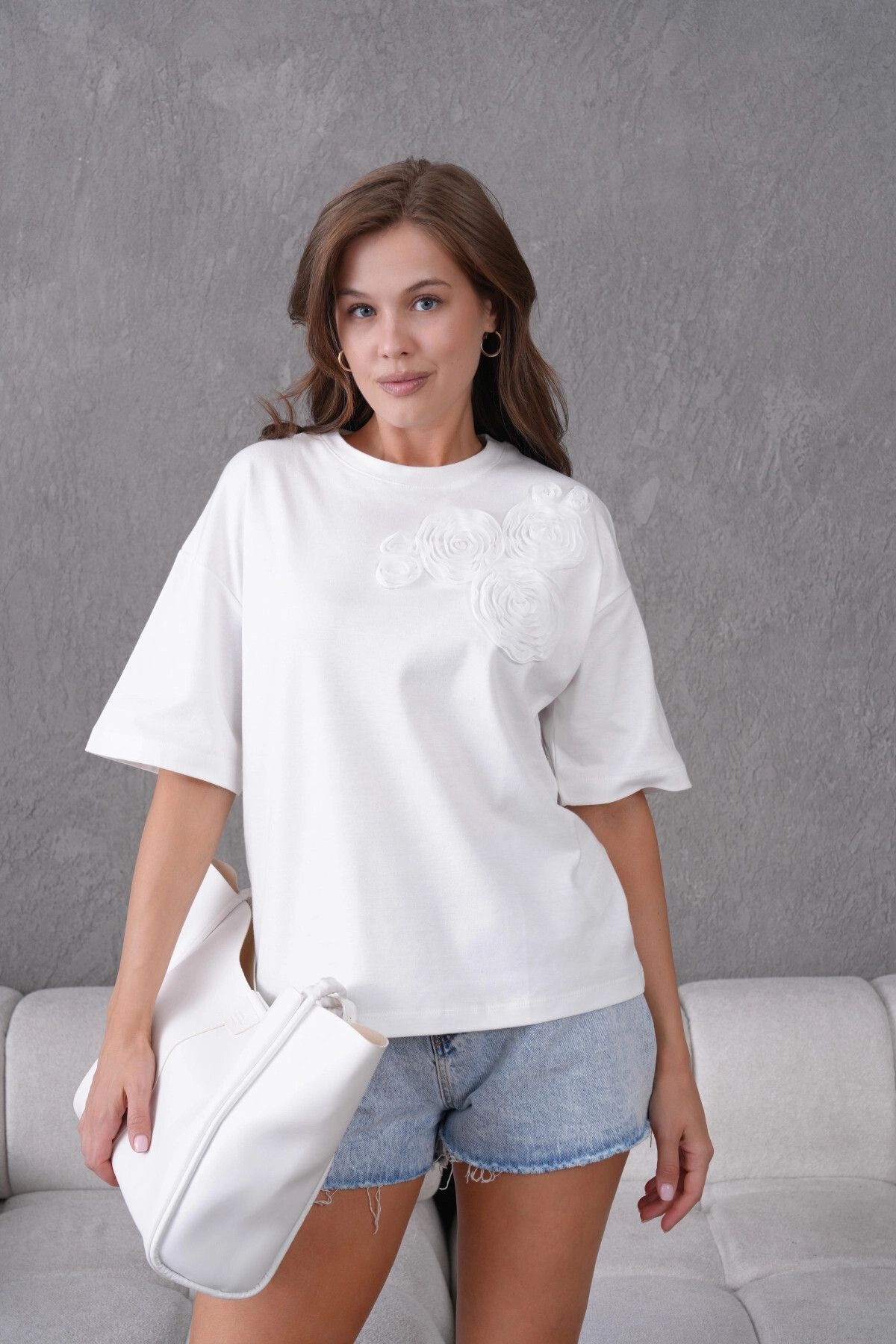 Park Karon Kısa Kol Gül Detaylı Basic T-Shirt